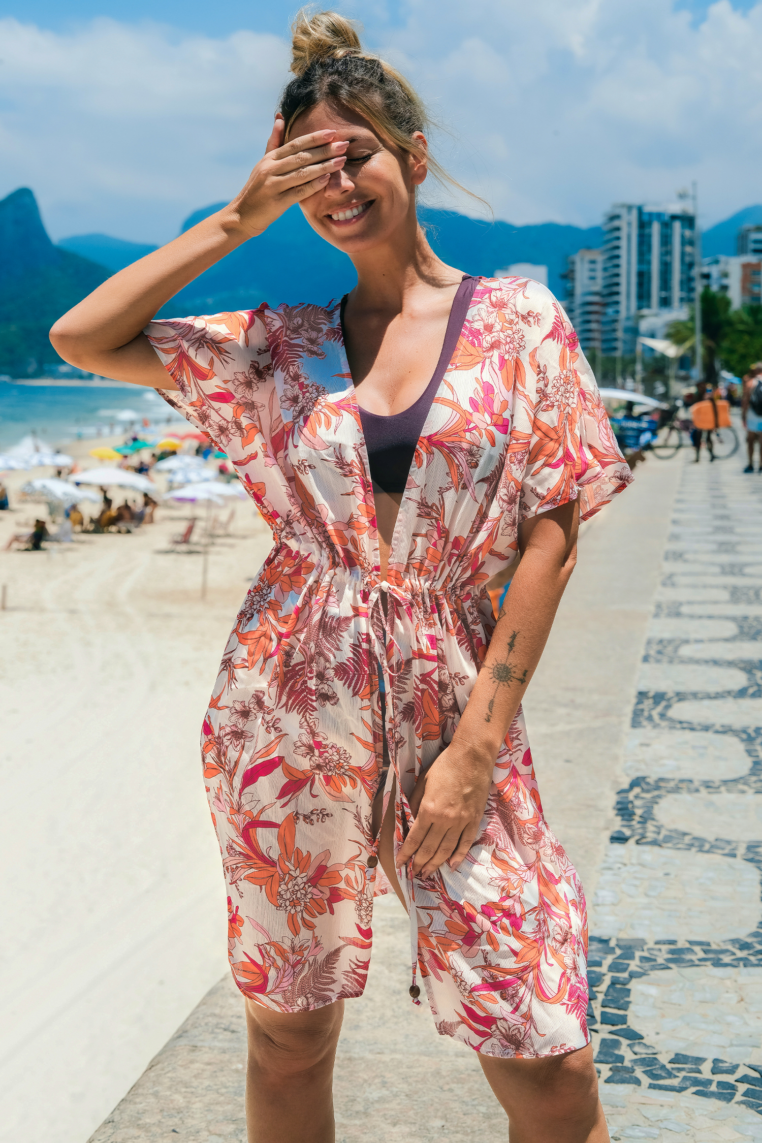 Haut cover up tropical ouvert sur le devant