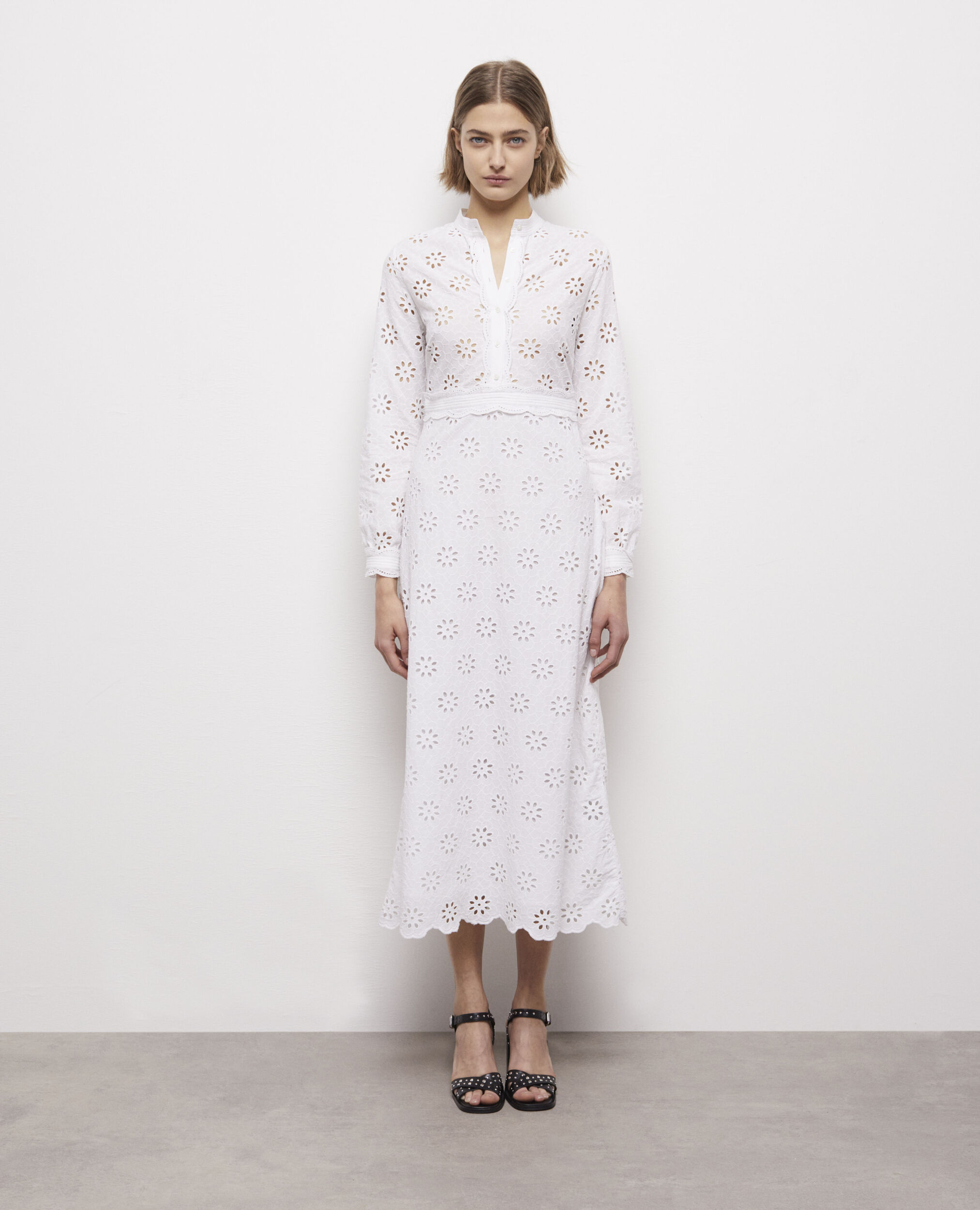 Robe longue blanche en broderie Anglaise
