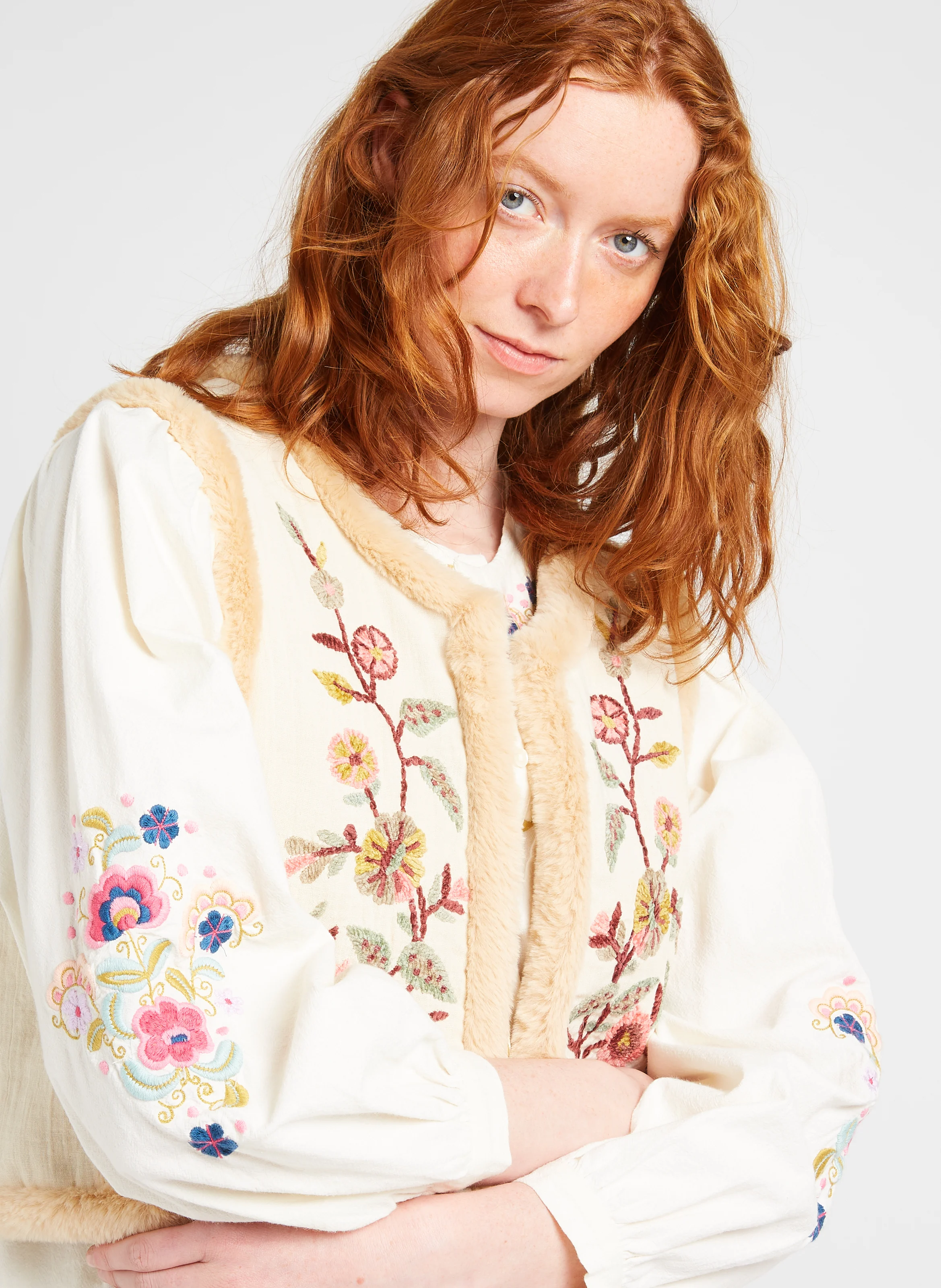 RENEE - Veste col rond brodée en coton bio | Beige