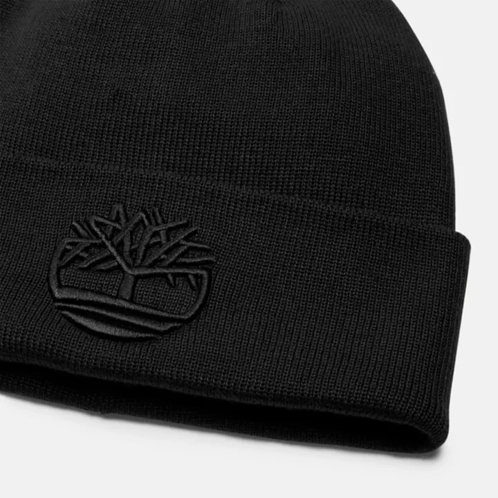 Gorro unissex com bordado 3D tonal na cor preta.