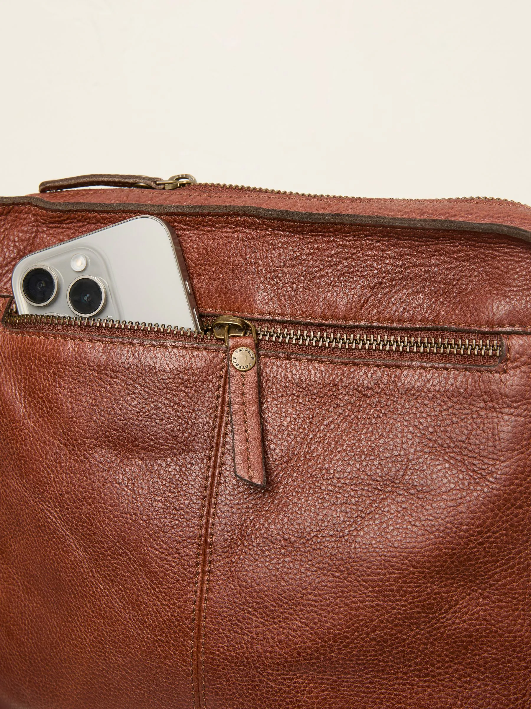 FatFace leren crossbodytas