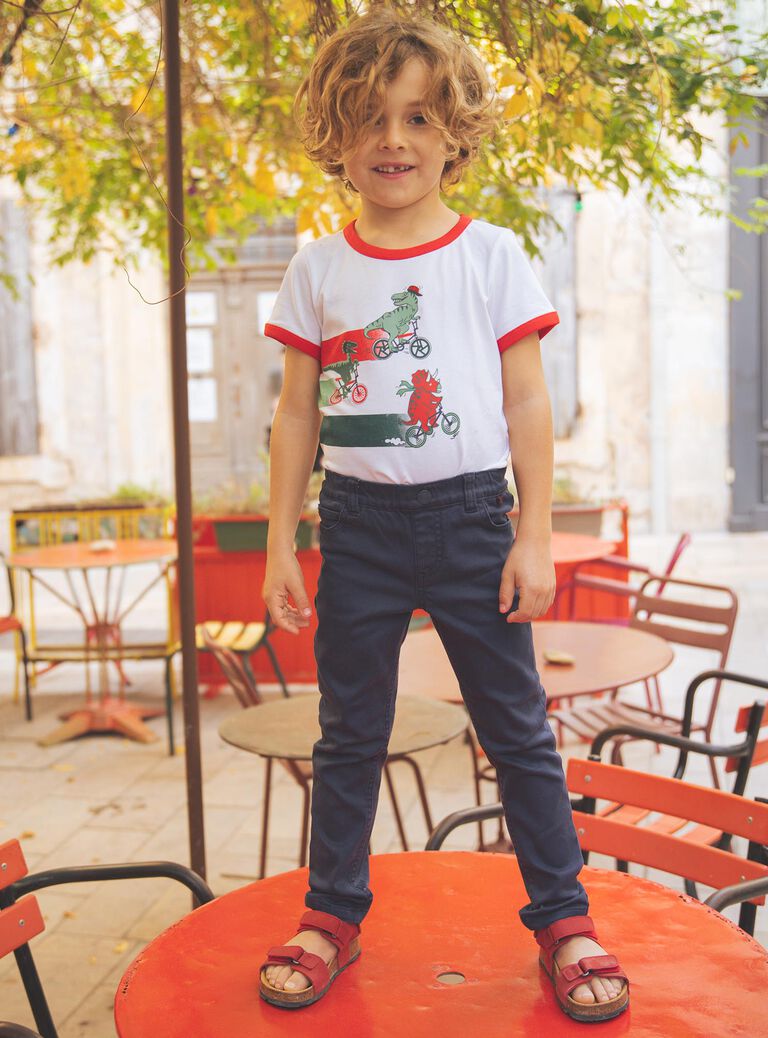 T-shirt blanc avec dinosaures sur des vélos