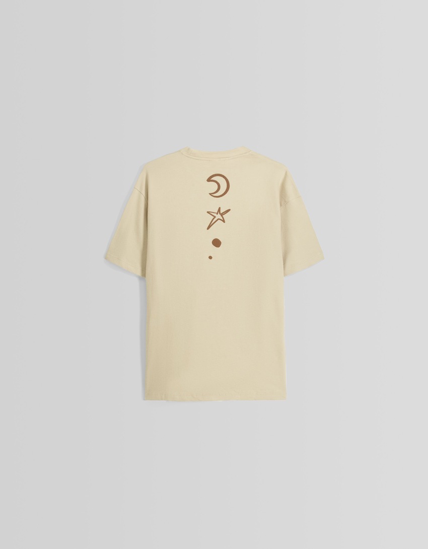 Camiseta de manga curta com estampa floral rústica e modelagem quadrada