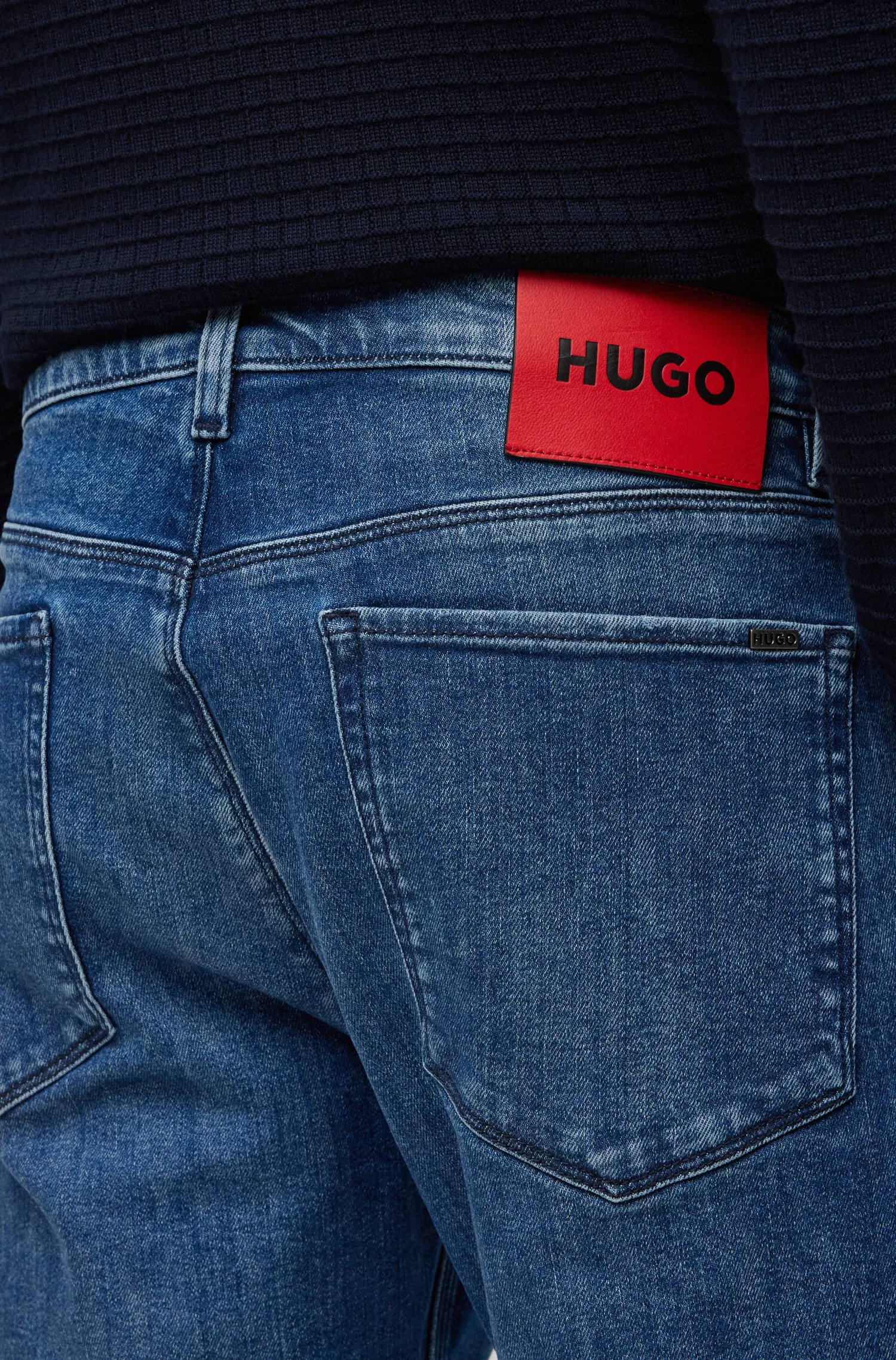 Calça jeans HUGO vermelha, corte slim, em denim azul com elasticidade para maior conforto.