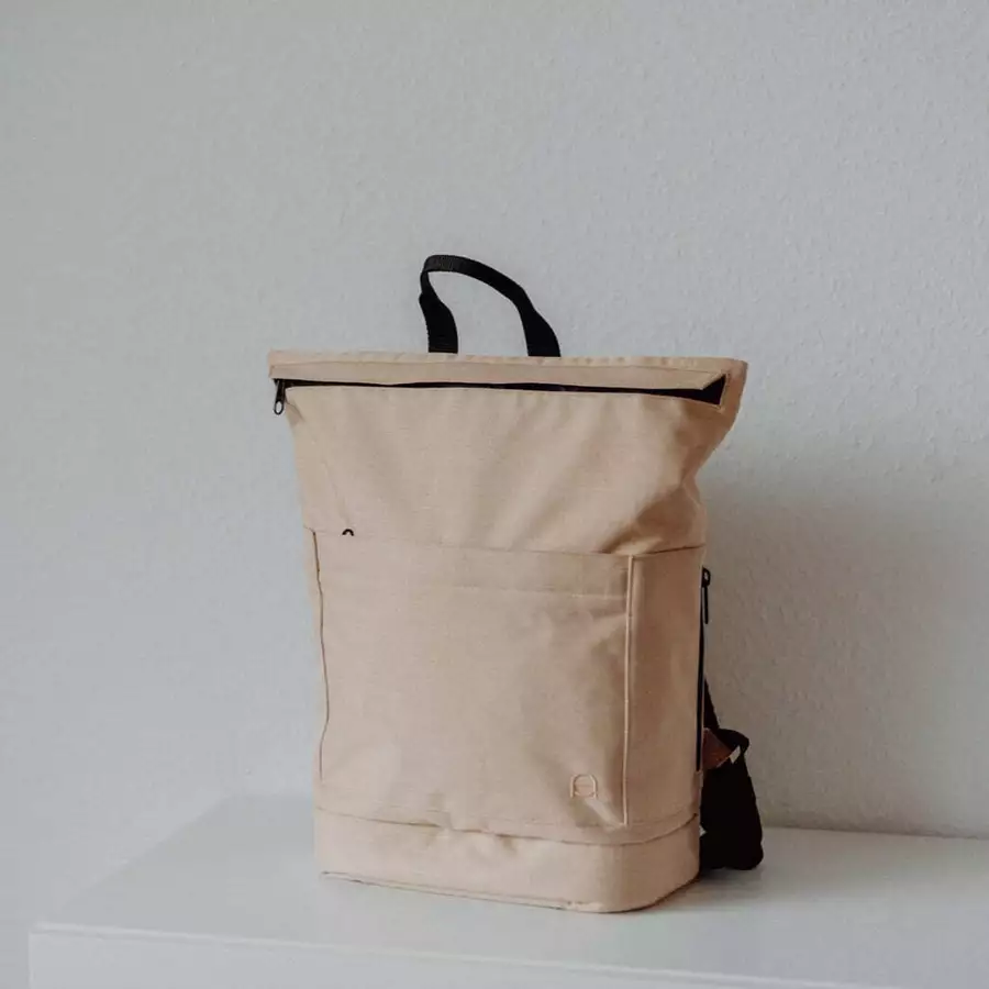 Anna und Oskar Fairer Wickelrucksack Kalle aus recyceltem Material Sand