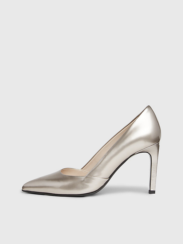 Sapatos de salto agulha em couro metalizado.