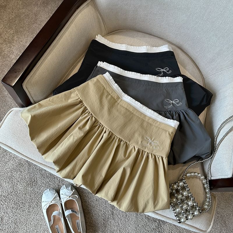 Bolgivy - Hoge taille rok met contrasterende rand en strikborduursel