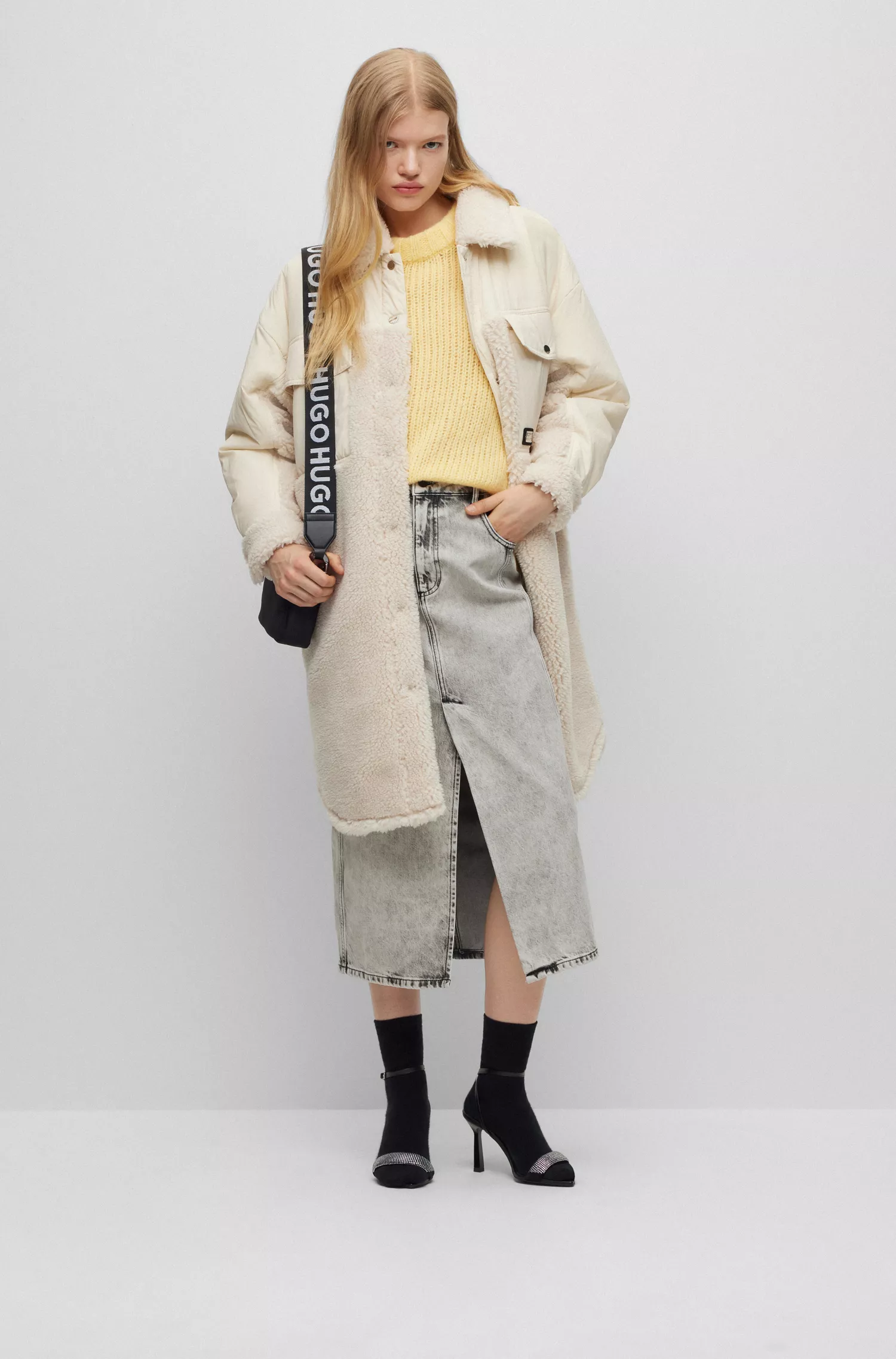 Jaqueta HUGO vermelha de modelagem oversized em tecido misto com forro acolchoado.