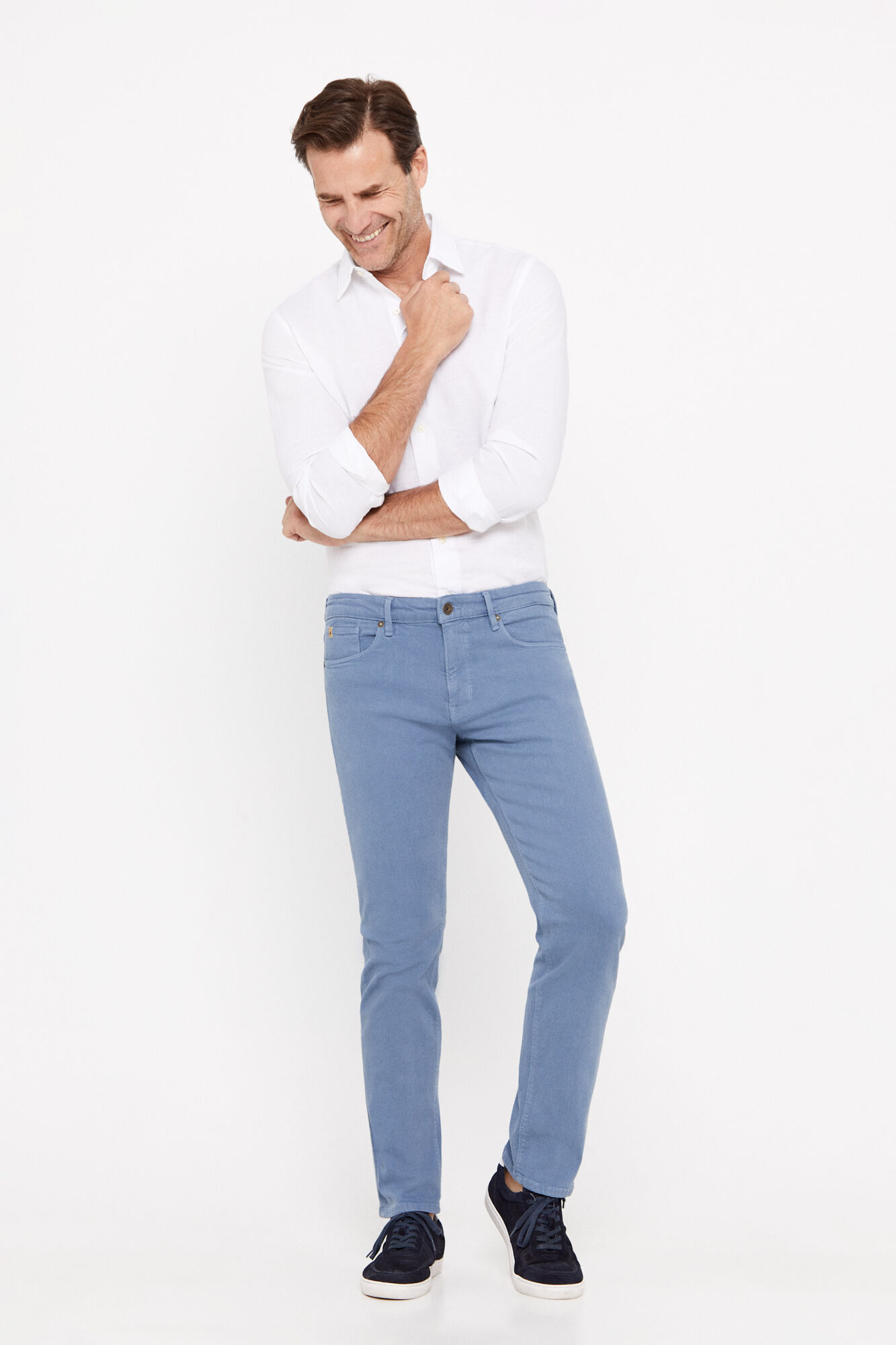 Calça de corte regular e dinâmico na cor azul.