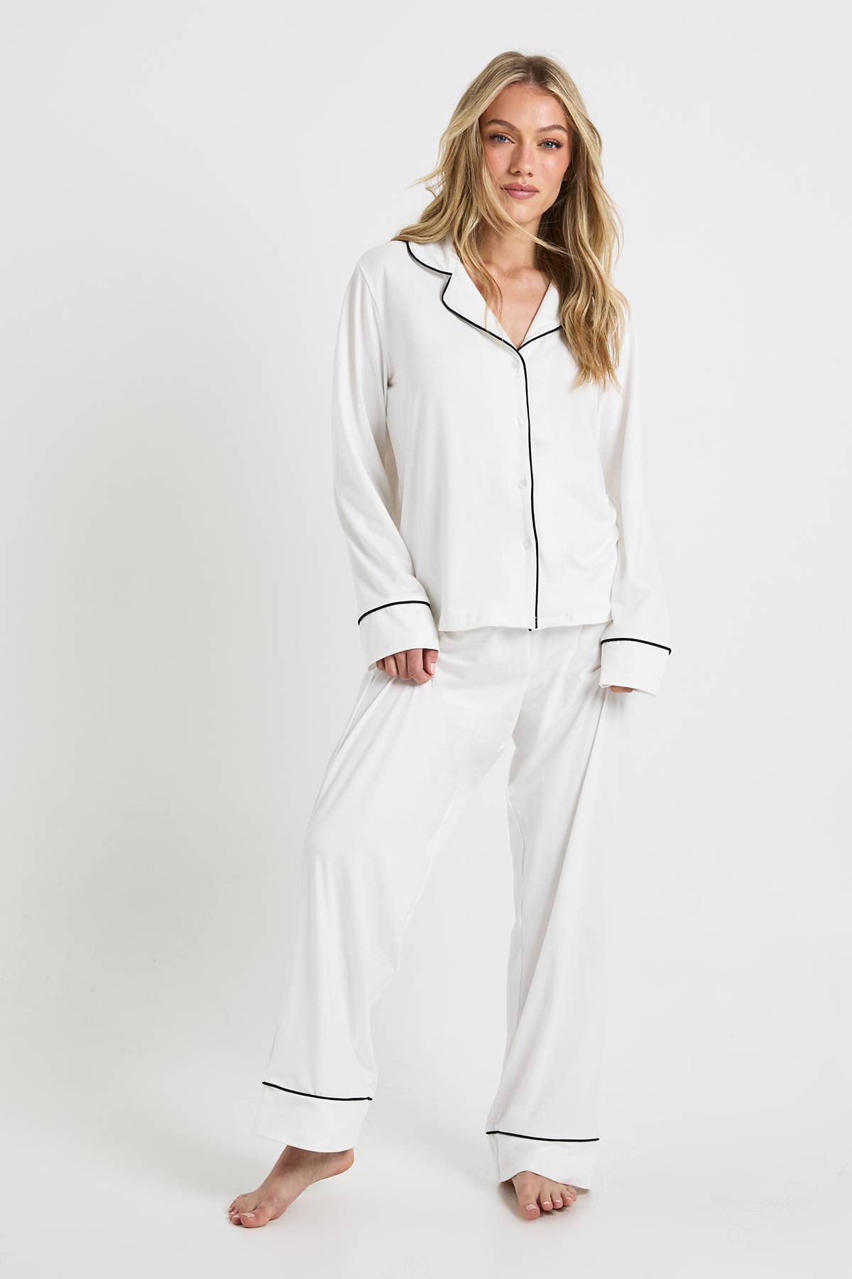 boohoo Ensemble De Pyjama Chemise À Manches Longues Et Pantalon Avec Détail De Passepoil En Jersey Petite