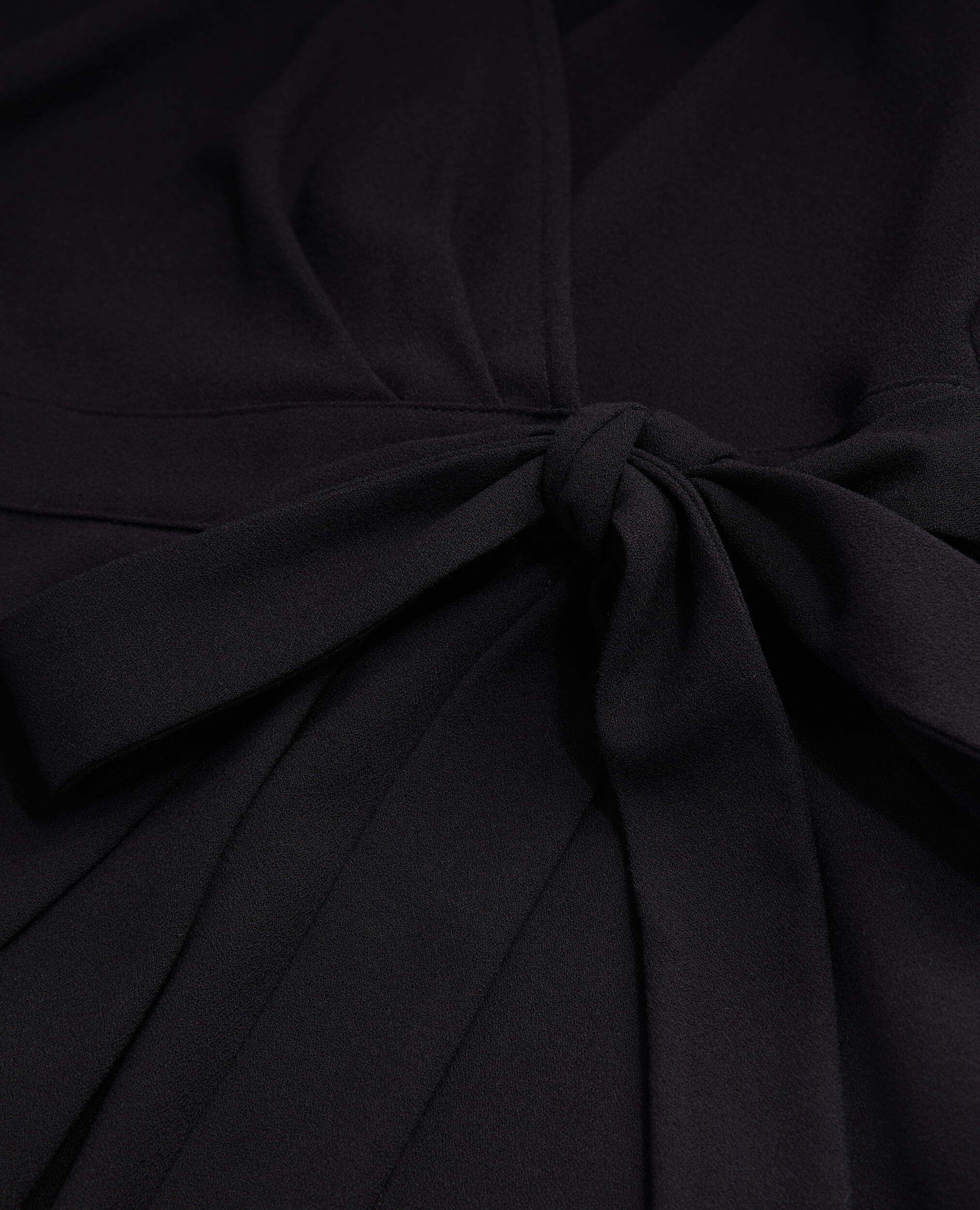 Robe portefeuille courte noire en crêpe