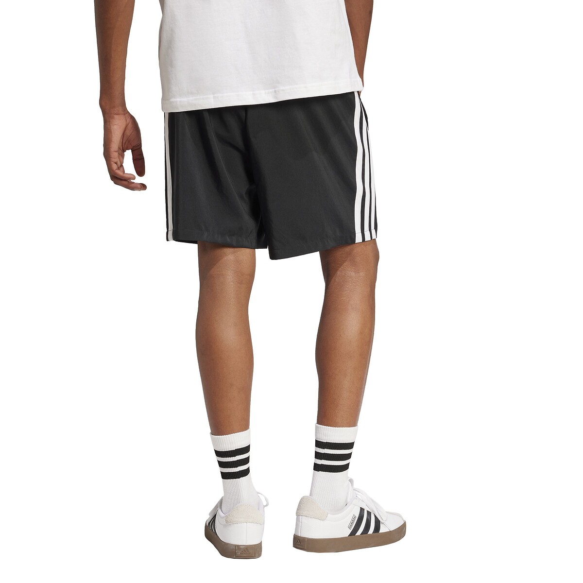 ADIDAS ROUPAS ESPORTIVAS<br>Shorts Chelsea Essenciais com 3 listras