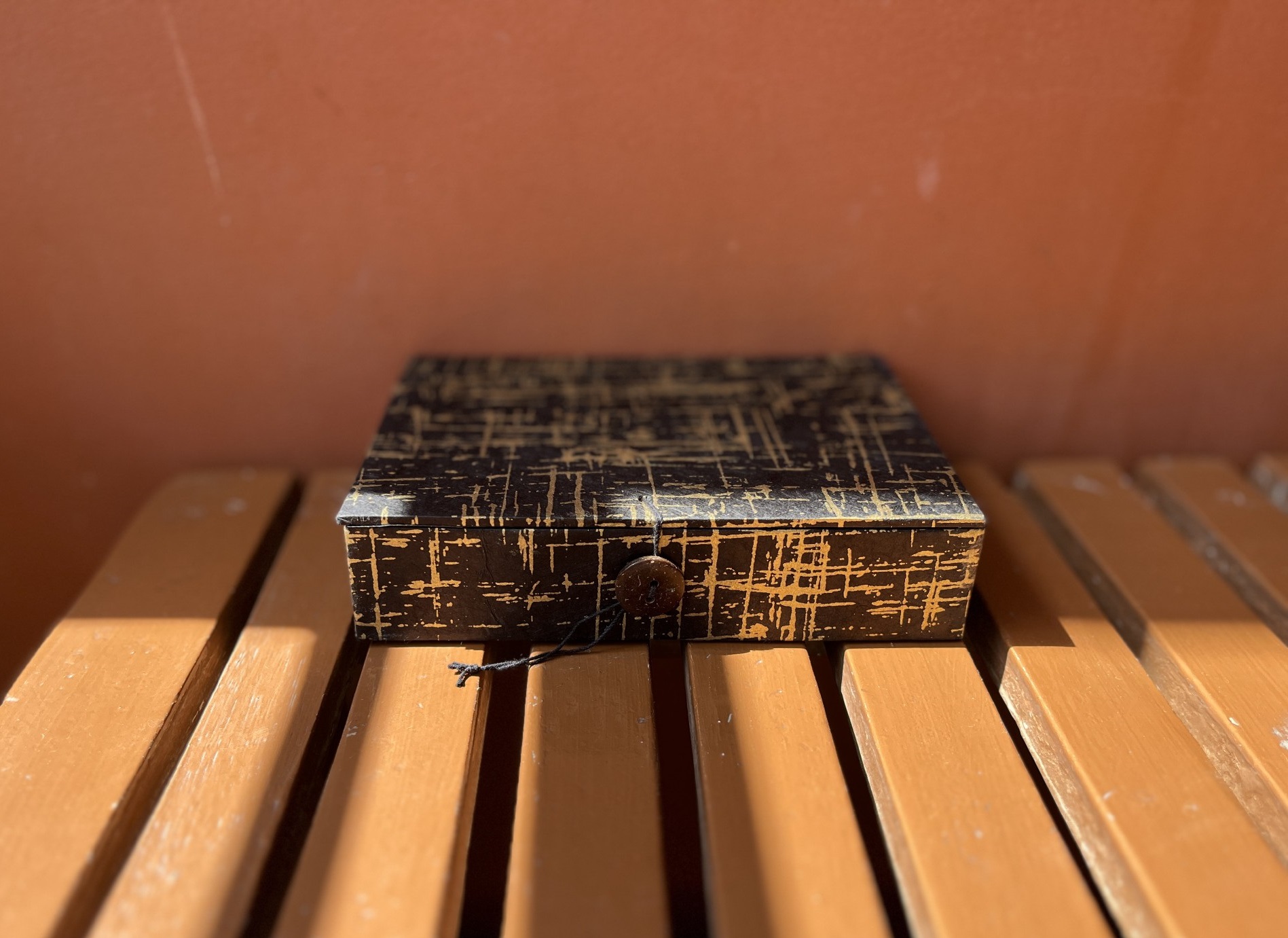 Geschenkbox aus Loktapapier, schwarz-gold, B 16 cm, L 11 cm, H 4 cm von fischer's lagerhaus