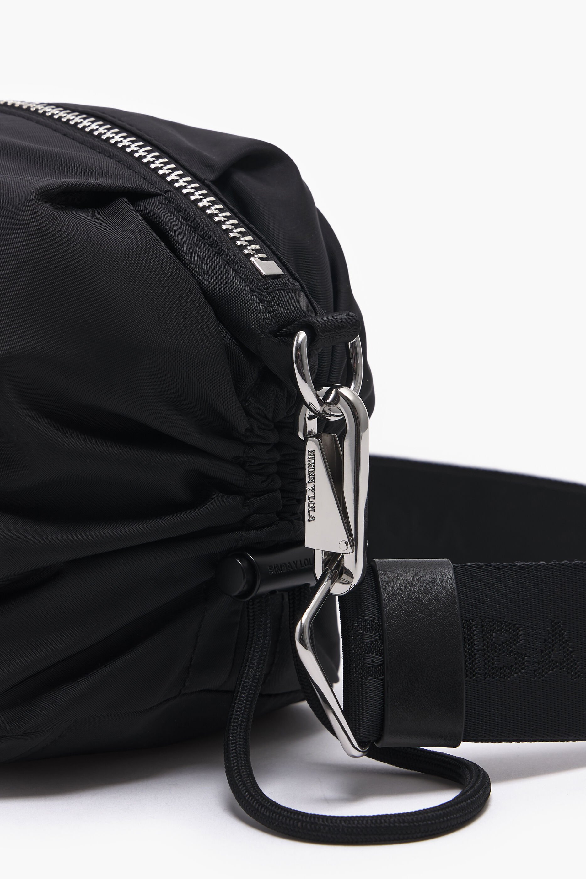 Bolsa de ombro M em nylon com franzido, preta.