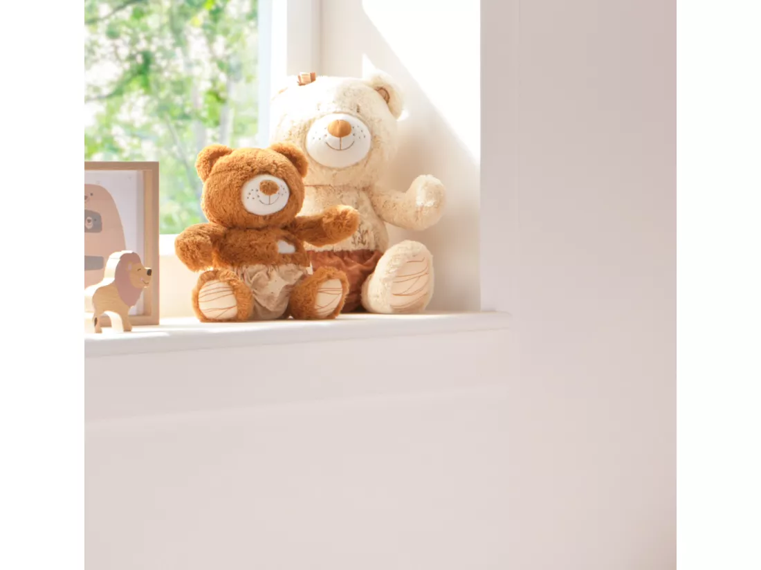 Peluche ours marron avec détails brodés
