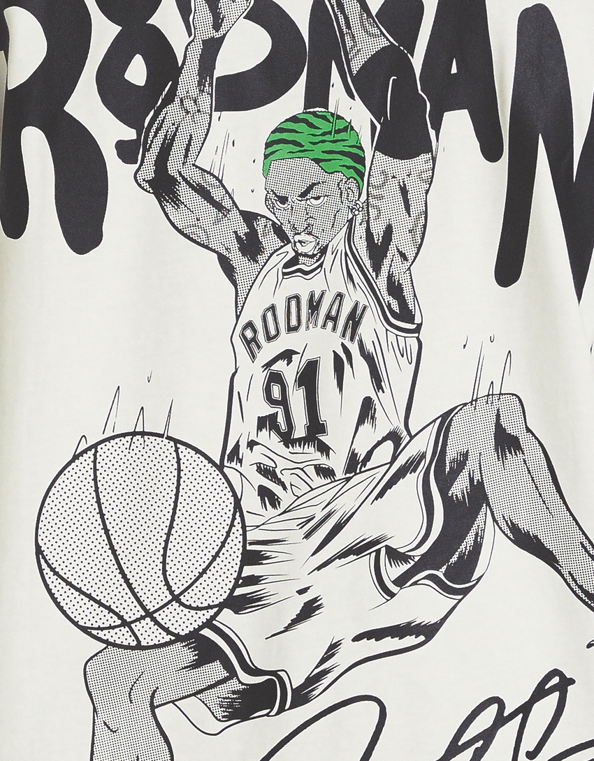 Camiseta de manga curta com estampa DENNIS RODMAN X BERSHKA e modelagem quadrada.