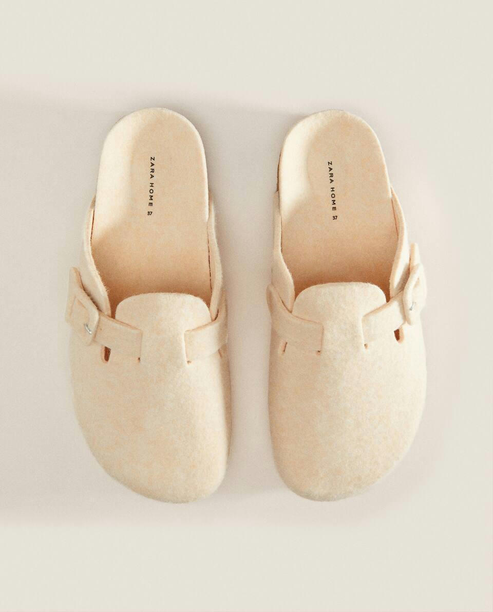 Chinelo Mule de feltro com fivela revestida