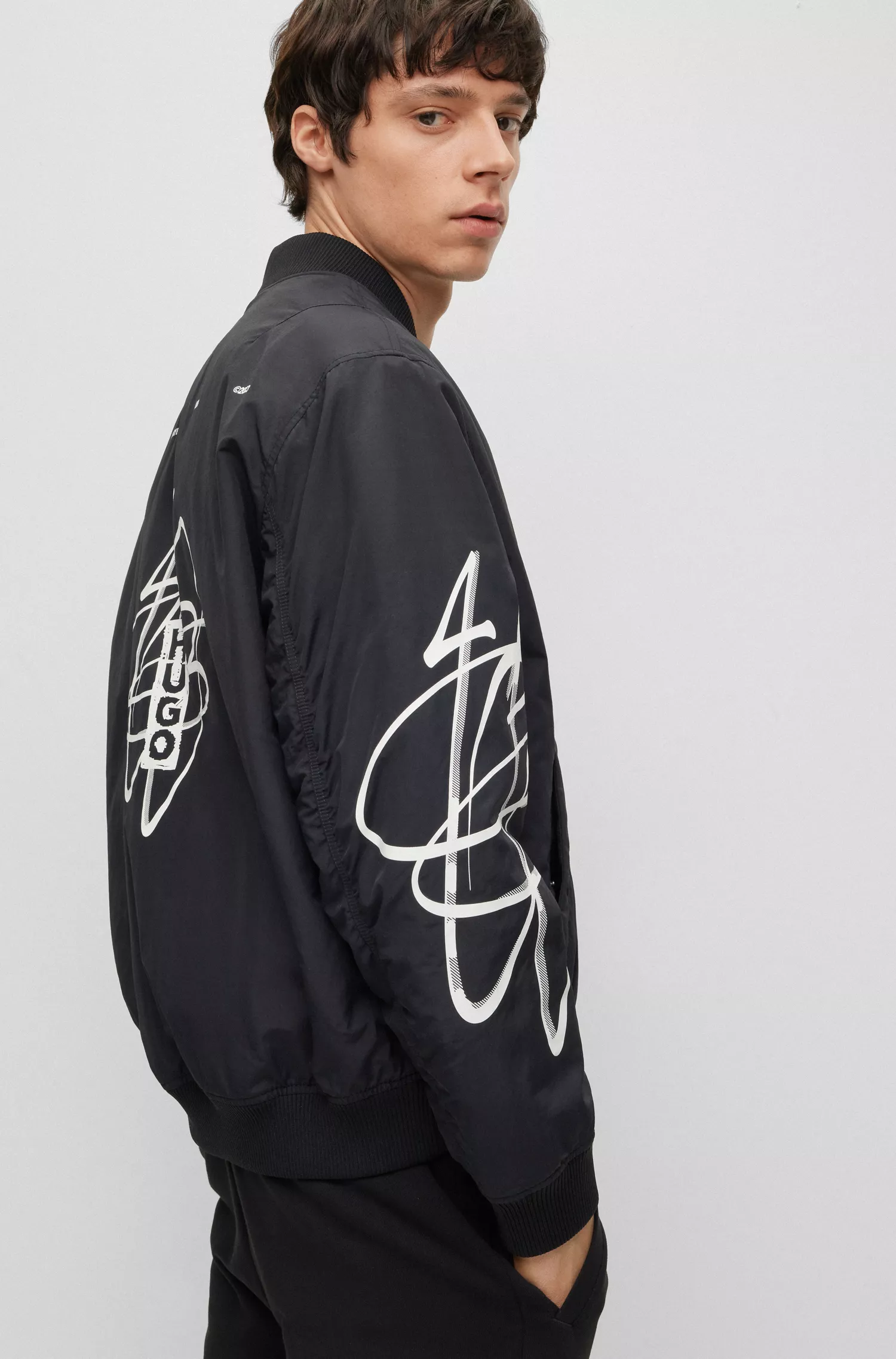 Jaqueta bomber acolchoada HUGO vermelha, modelagem oversized, com estampa streetwear.