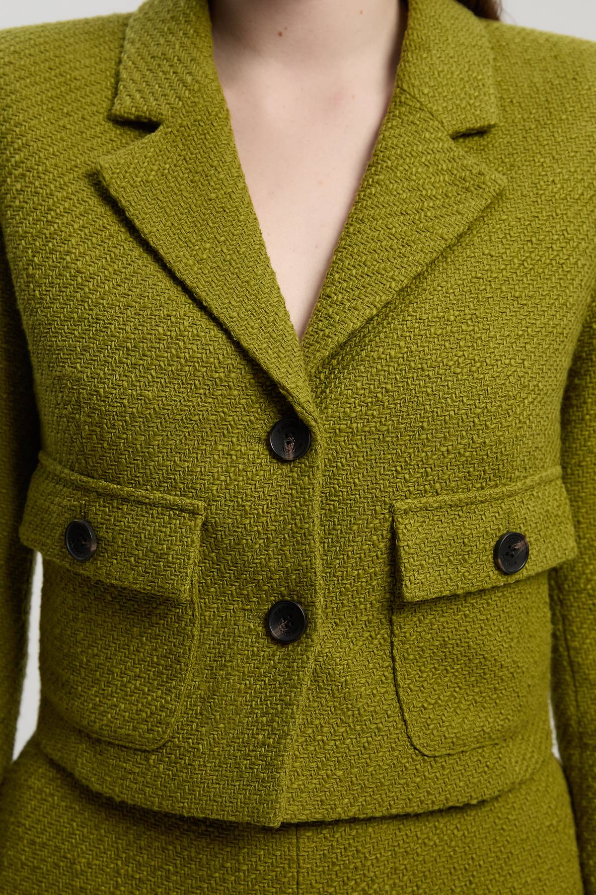 KarenMillen Veste Courte Cintrée en Tweed Texturé avec Poches Avant