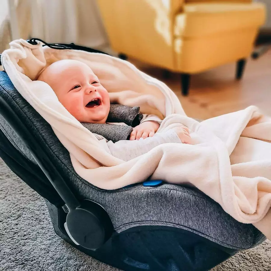 Hoppediz Babydecke Fleece Einschlagdecke für Autositz und Kinderwagen stone