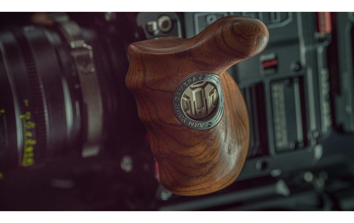 Advanced Left Side Wooden Handle<br>Ergonomischer Holzgriff für maximalen Komfort beim Bedienen der Kamera