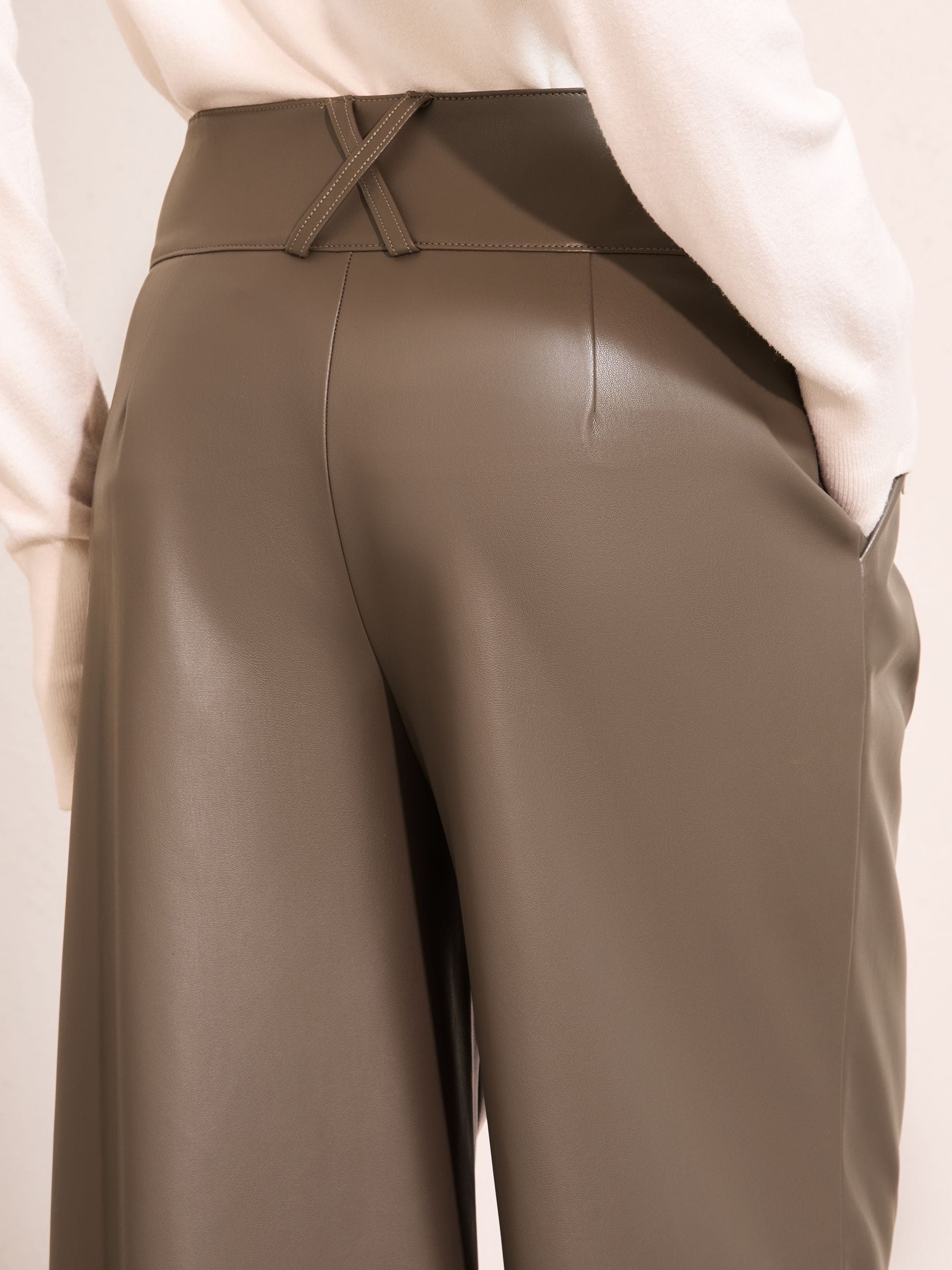 Chocoladebruin - Friends Like These Faux Leather Pleated Wide Leg Trousers