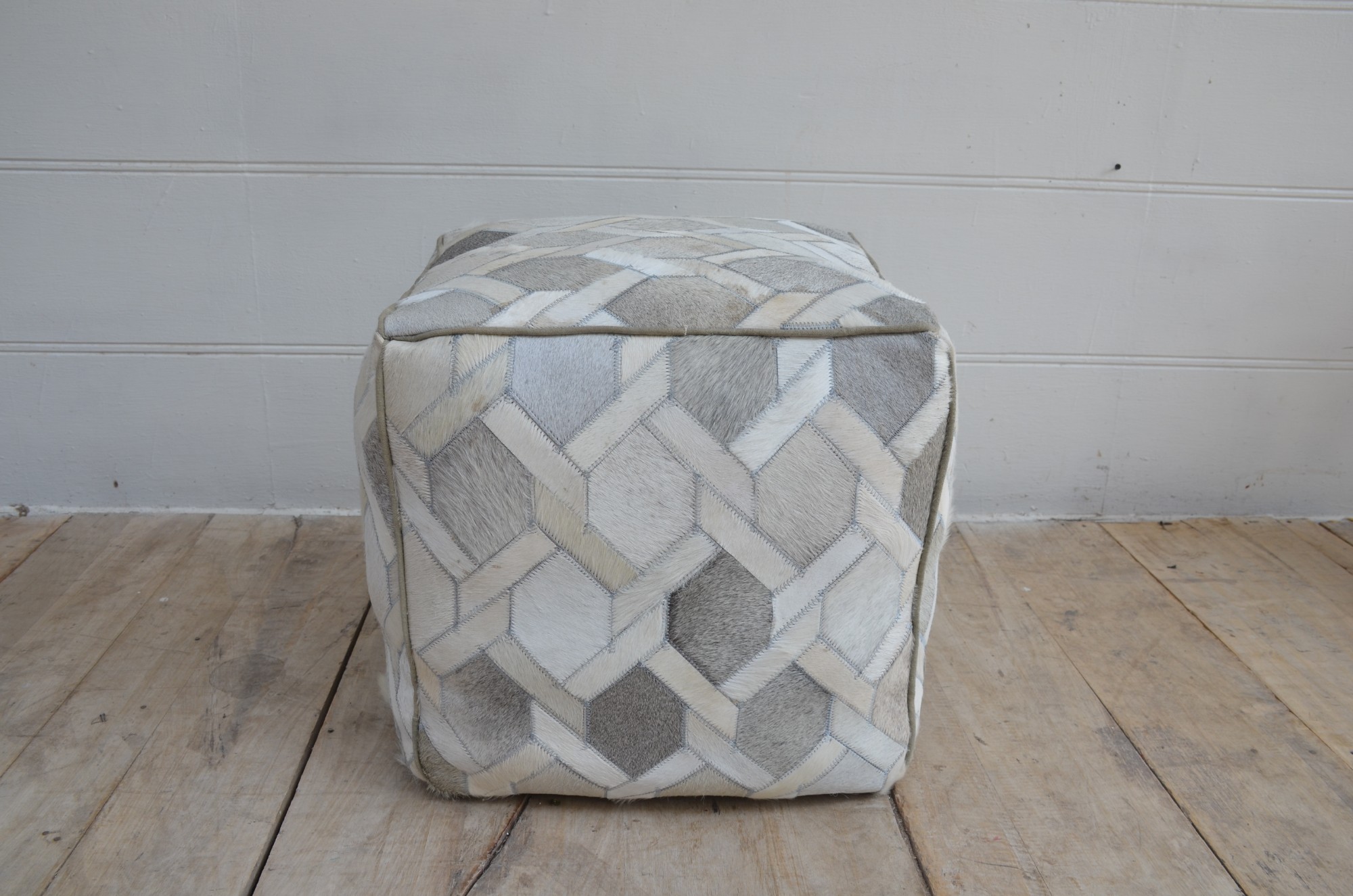 Fellpouf 'Gisquard', grau-weiß, H 45 cm, B 45 cm, T 45 cm von fischer's lagerhaus