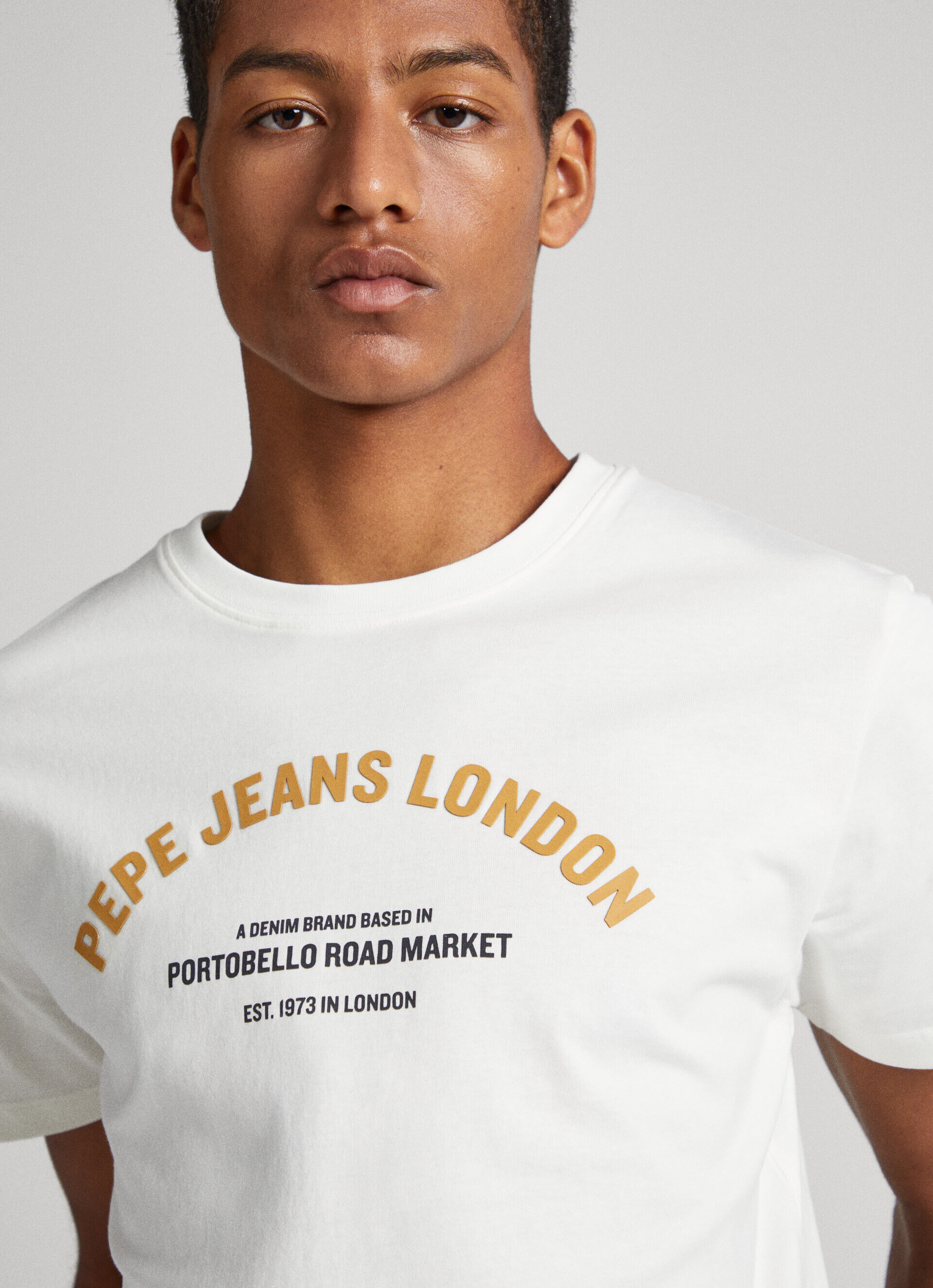 CAMISETA COM LOGOTIPO ESTAMPADO - branco-creme
