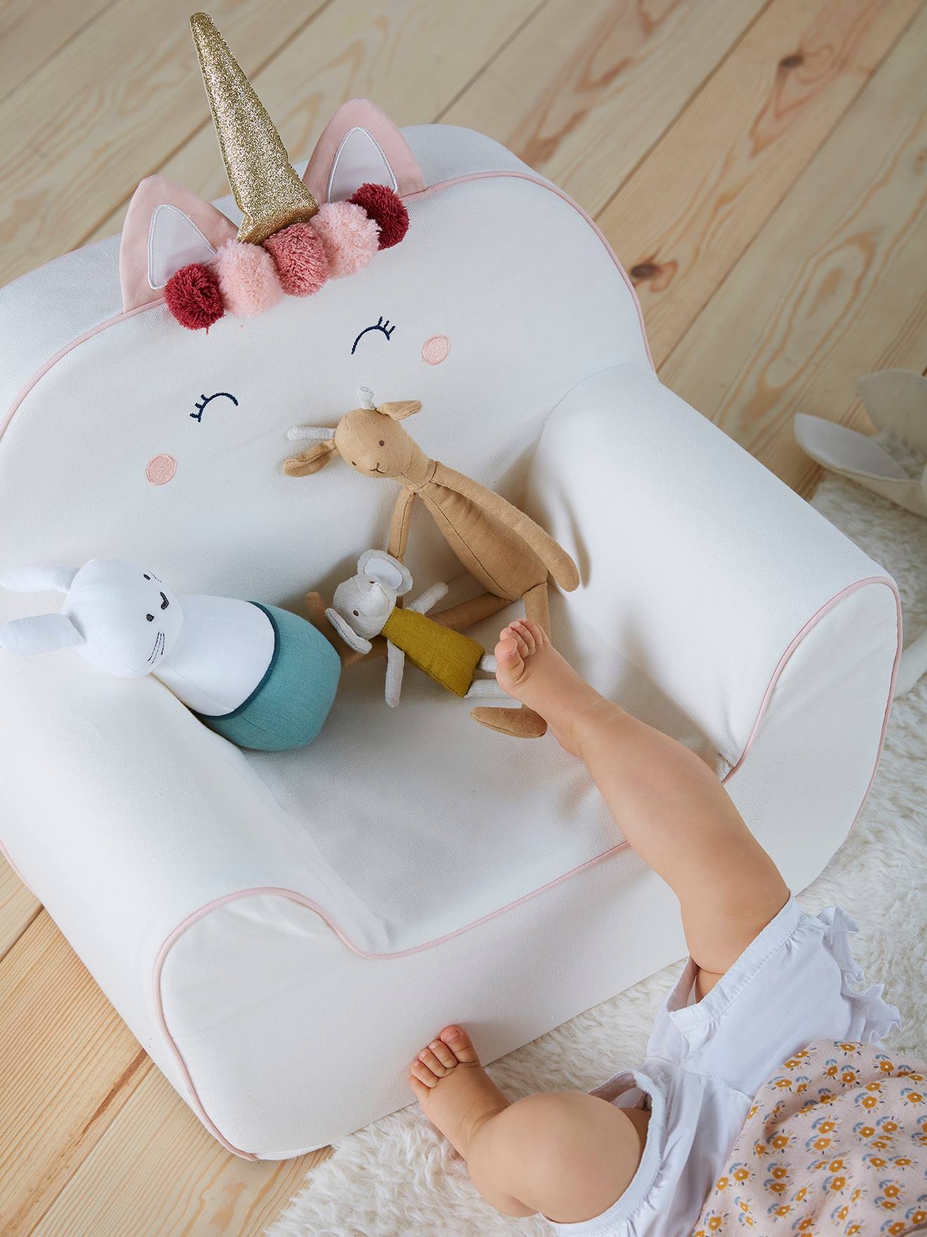 Poltrona de espuma personalizável, unicórnio branco claro liso com motivos.