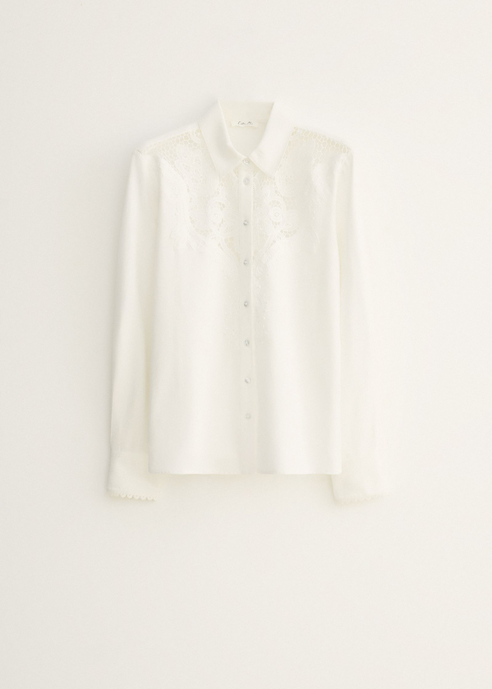 Geborduurde kanten blouse