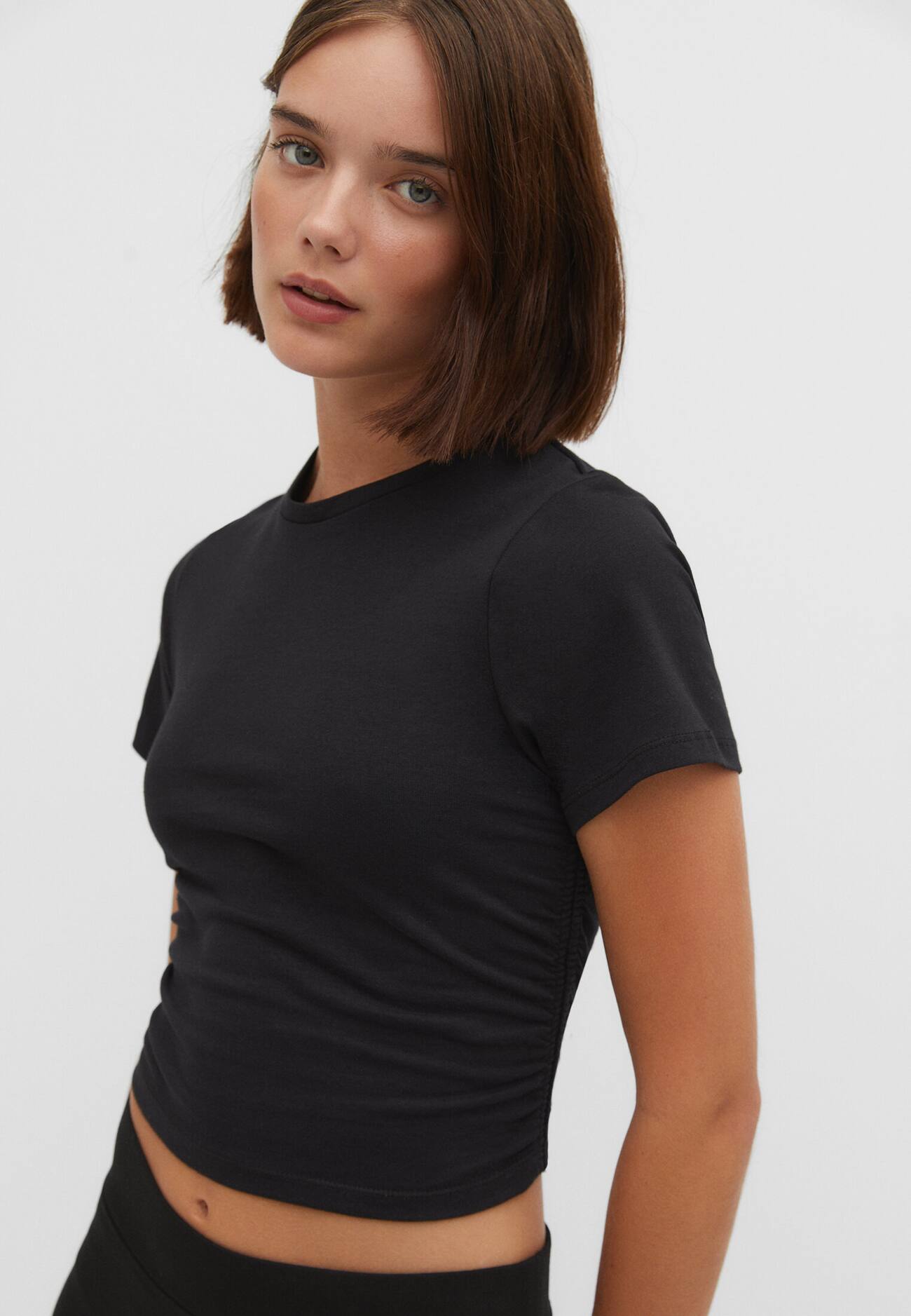 Camiseta de algodão com franzido lateral