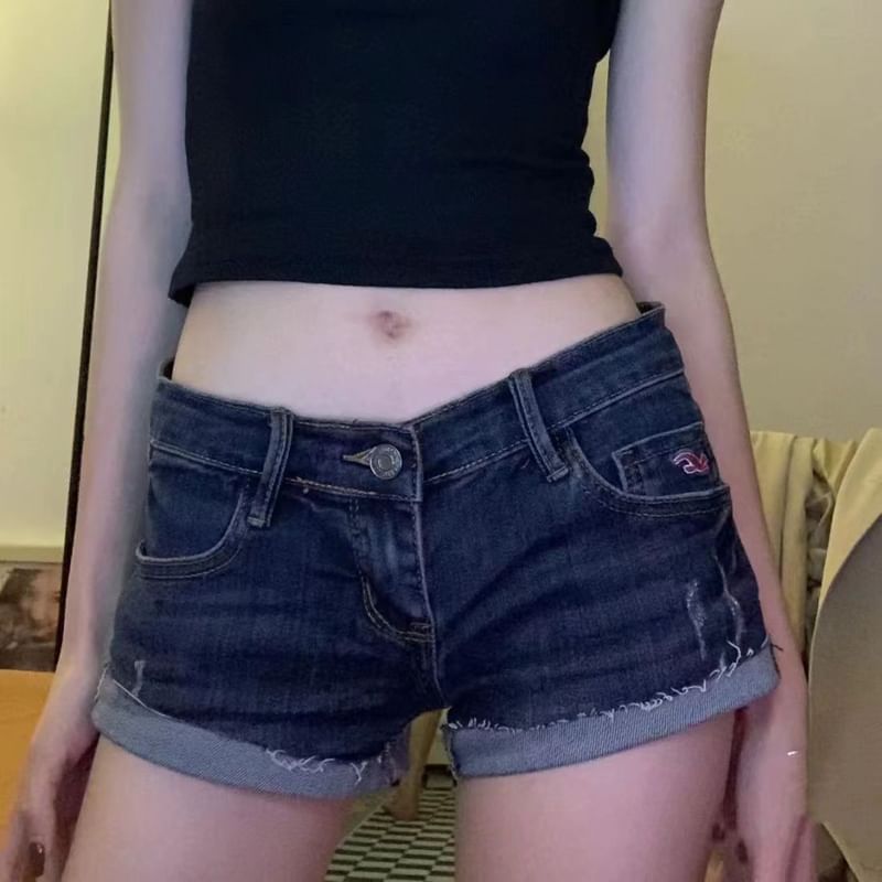 Everose - Lage taille, gewassen, gerafeld denim hotpants