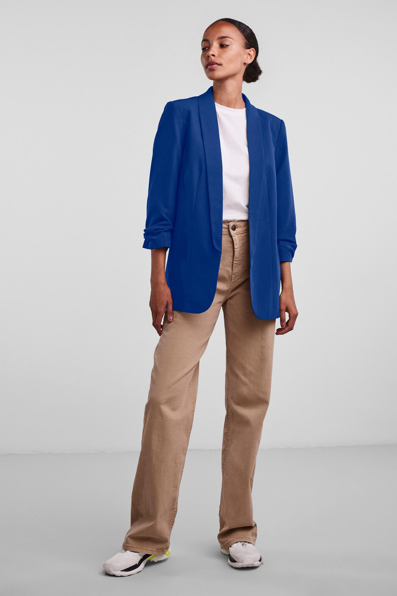 Blazer de manga 3/4 com detalhe de lapela e mangas franzidas. Sem botões.