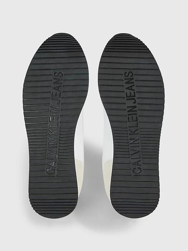 Tênis com logotipo