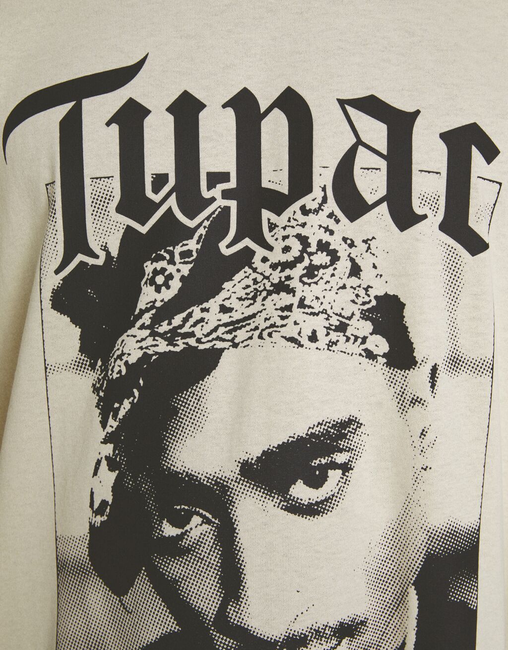 Camiseta de manga curta com estampa do Tupac e modelagem quadrada.