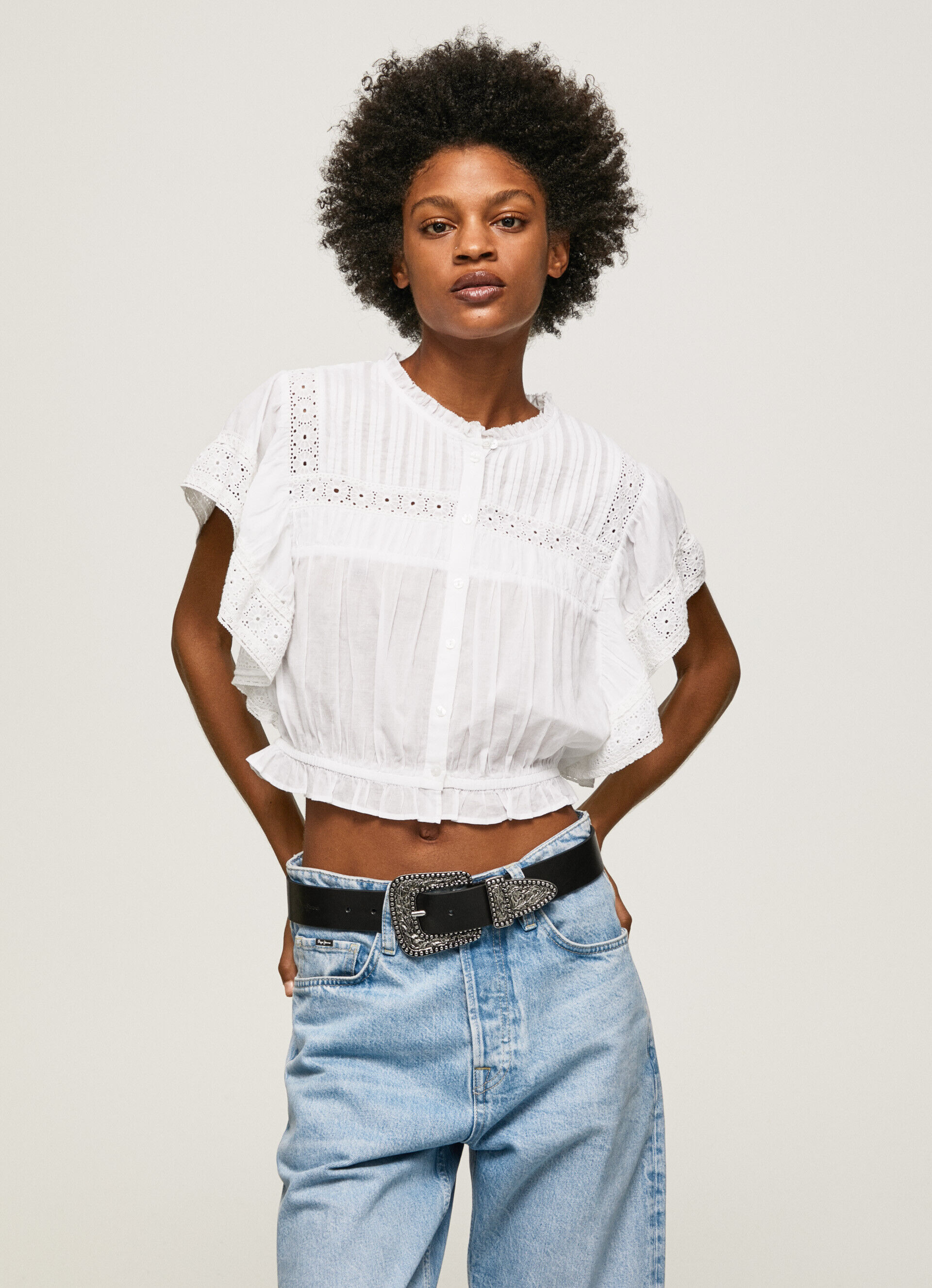 Blusa de algodão com detalhes vazados - branca