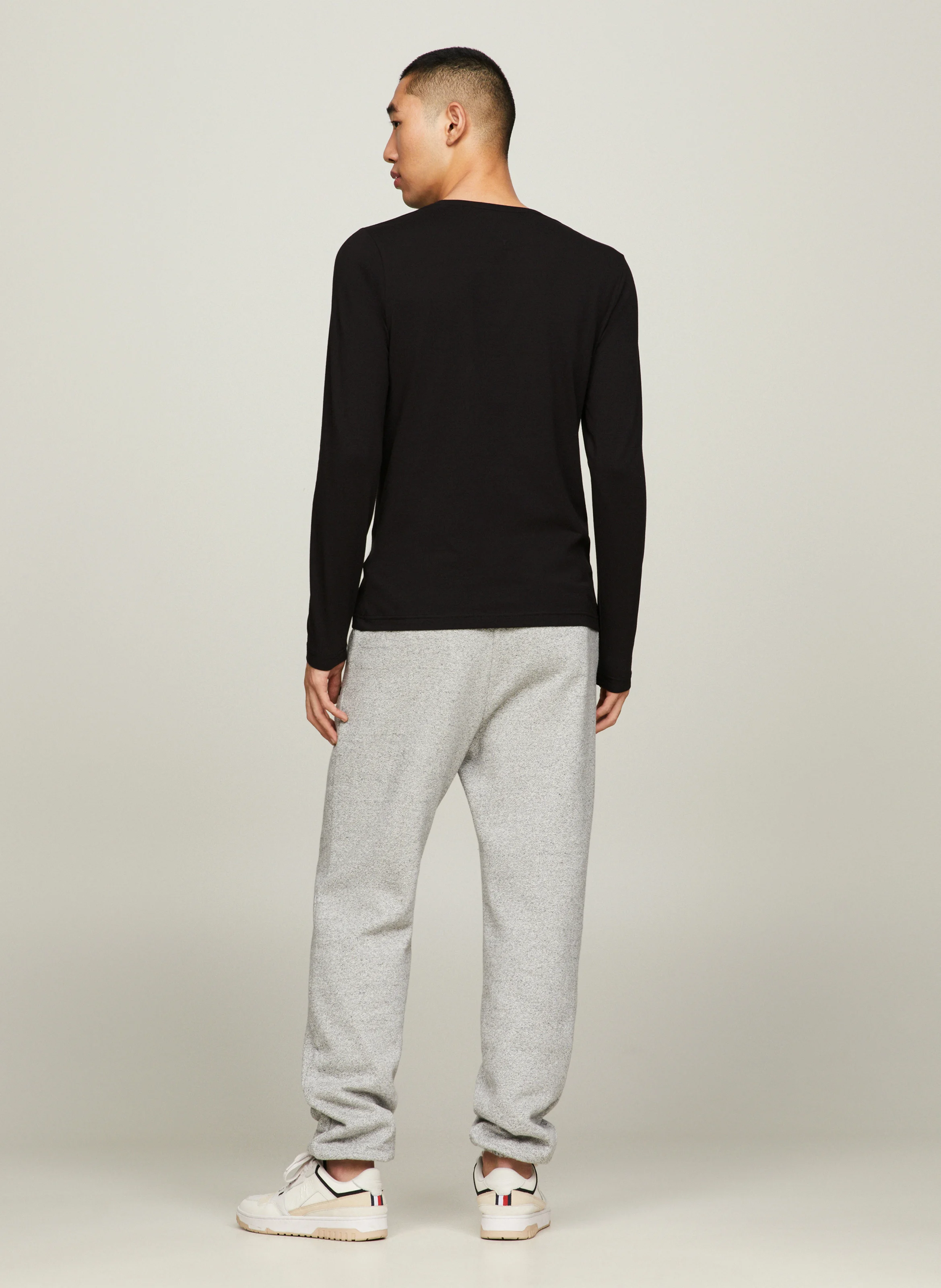 Tee-shirt col rond regular-fit brodé en coton bio | Noir