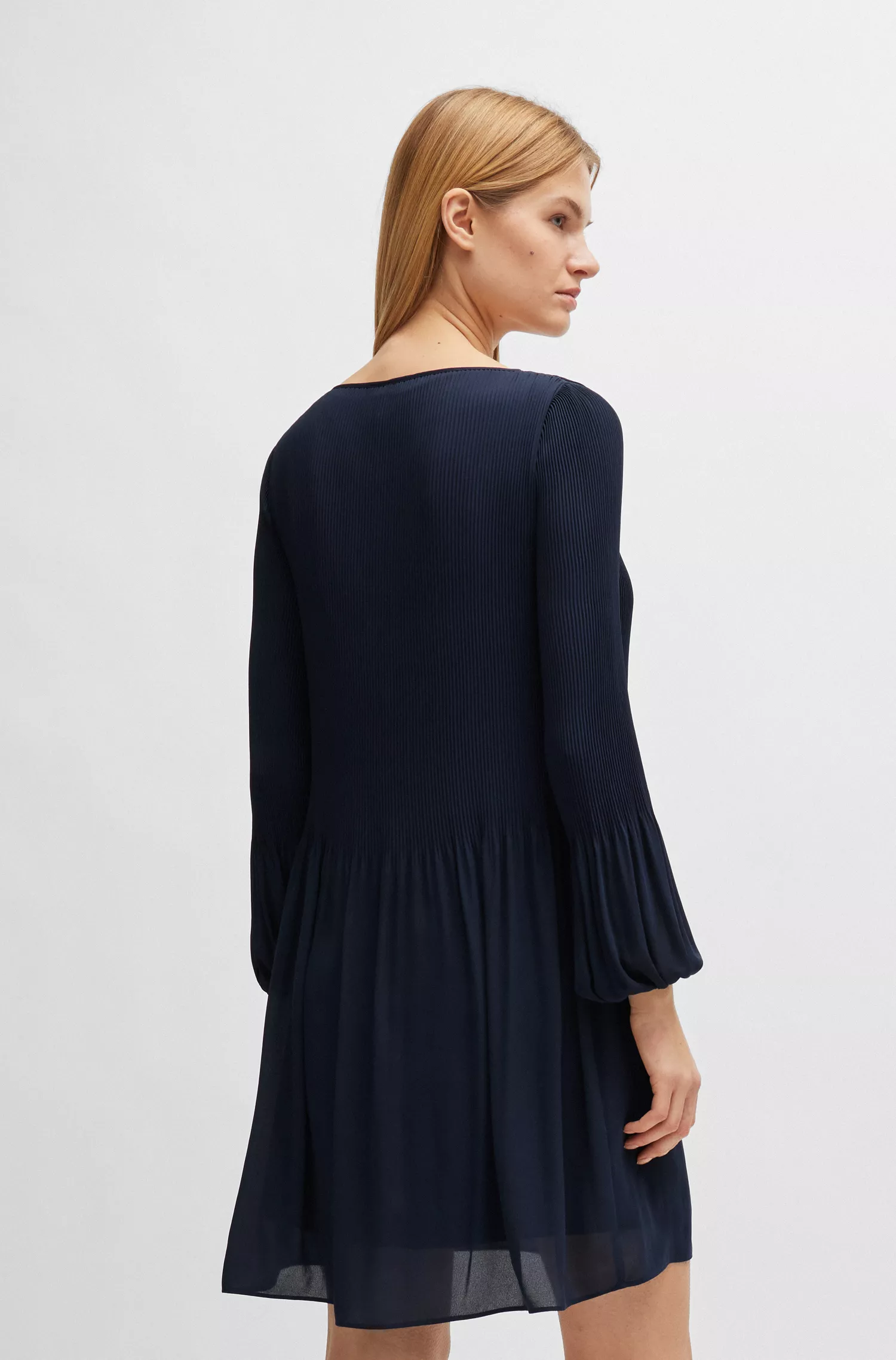 Vestido preto BOSS de corte regular com mangas compridas e saia plissada.