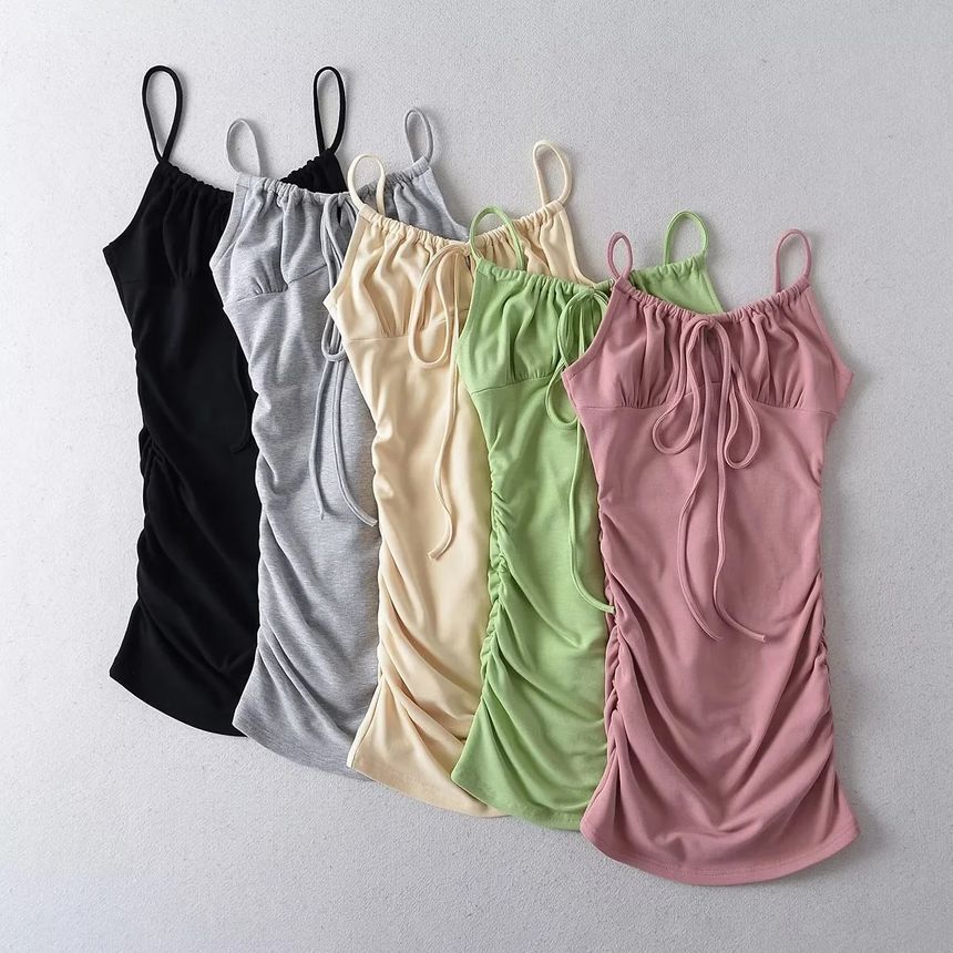 Asiris - Mini-jurk met spaghettibandjes, vierkante hals en geribbelde, effen bodycon-stof