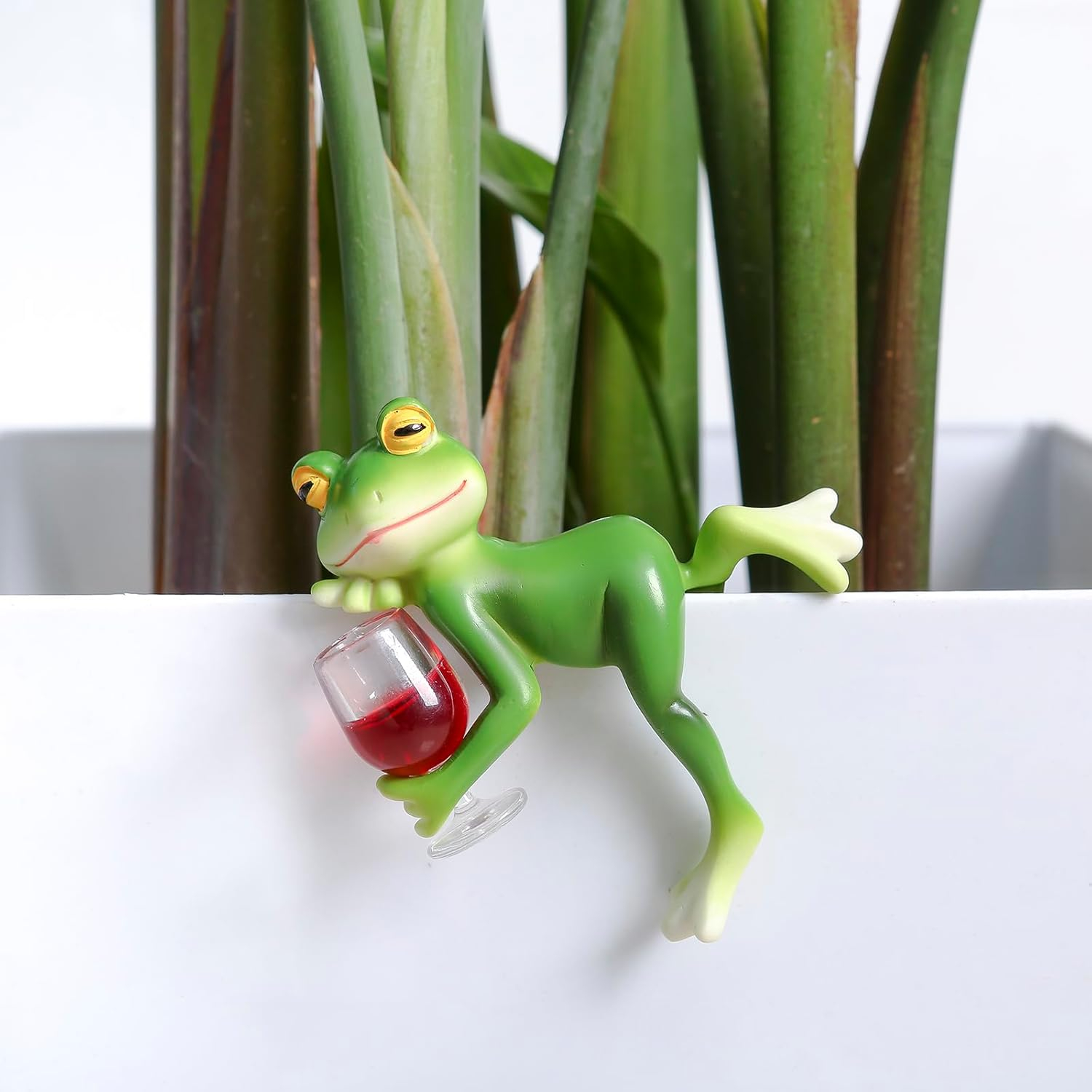 (9x7cm) Lustige Miniatur Figur Garten Dekoration Mini Frosch mit Weinglas für Blumentopf / Garten - Grün