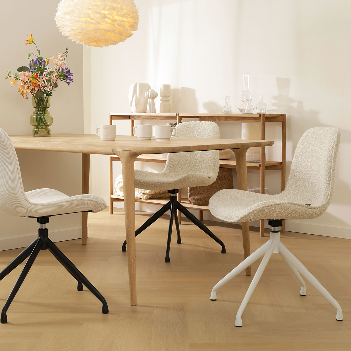 Eetkamerstoel Nola-Fé bouclé beige - wit onderstel