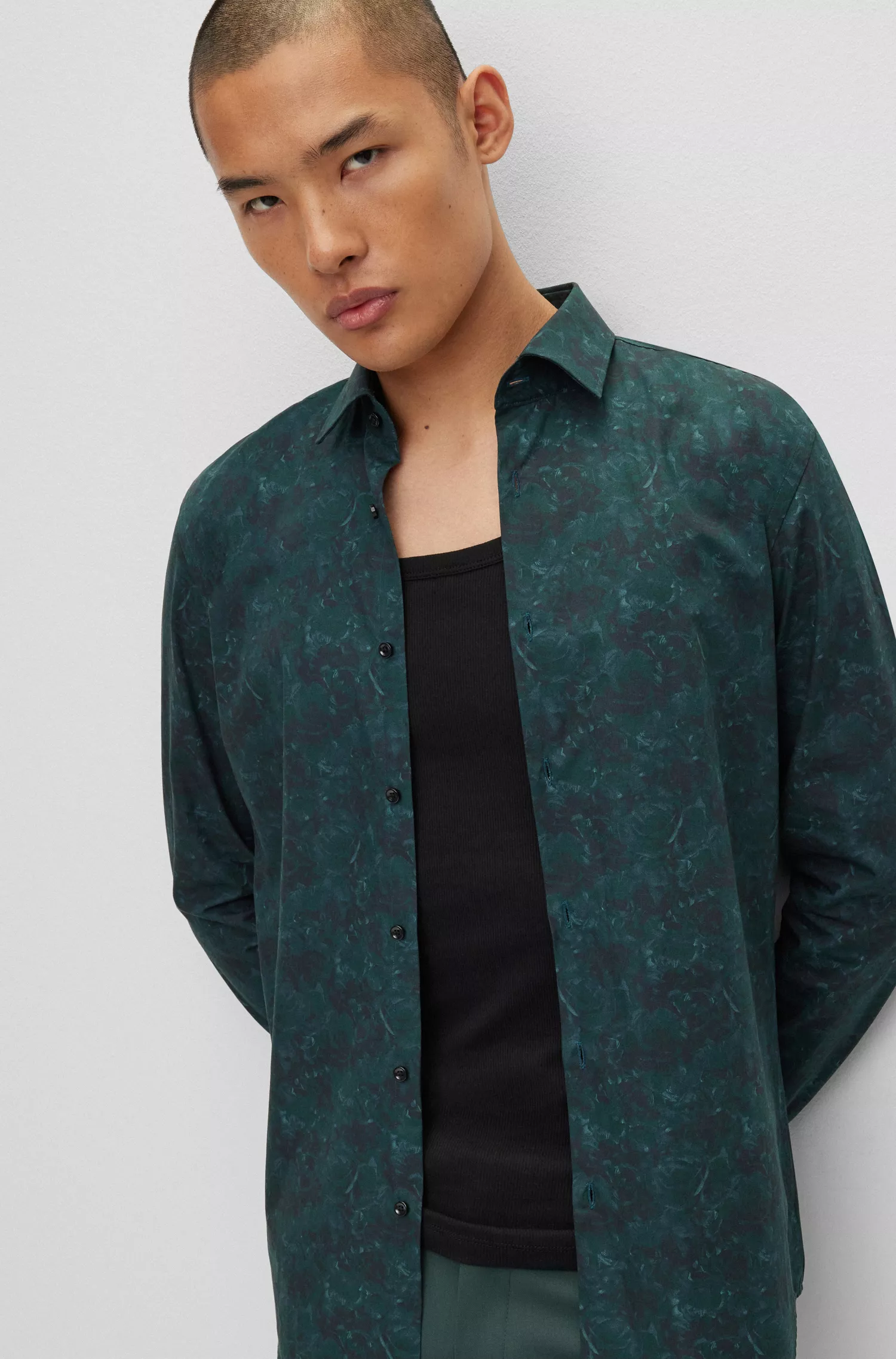 Camisa HUGO vermelha, corte slim, em lona de algodão com estampa floral.