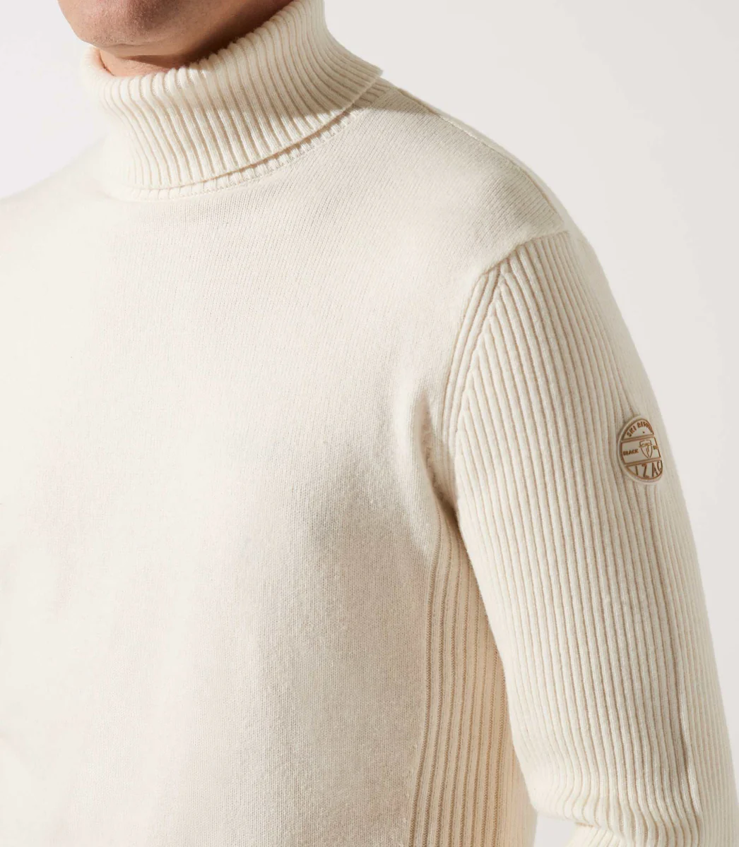 Pull col roulé écru