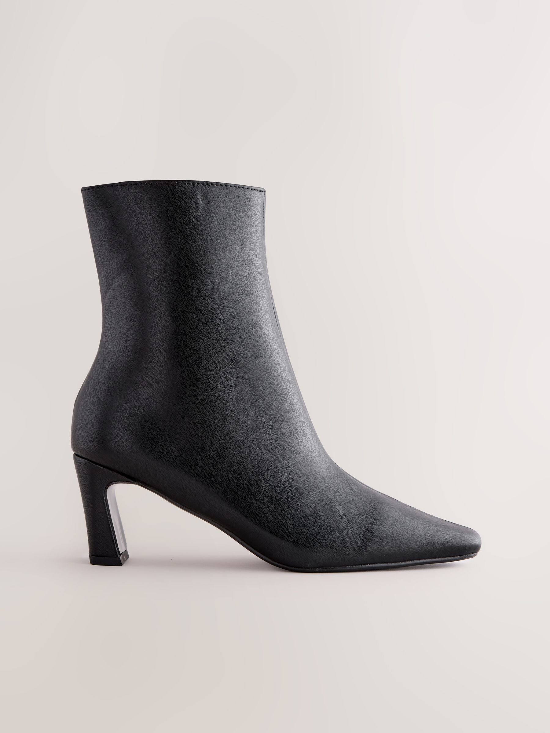 Zwart - Forever Comfort® enkellaarsjes met hak en spitse neus