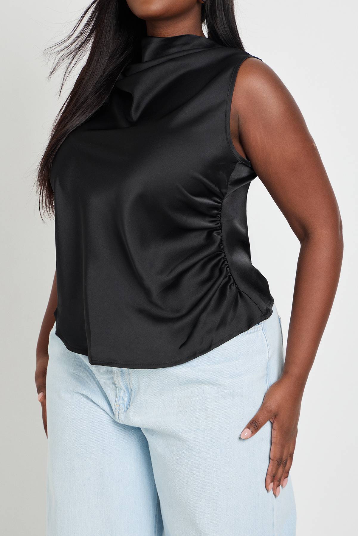 boohoo Haut Grande Taille En Satin Drapé Avec Détail Froncé Sur Le Côté