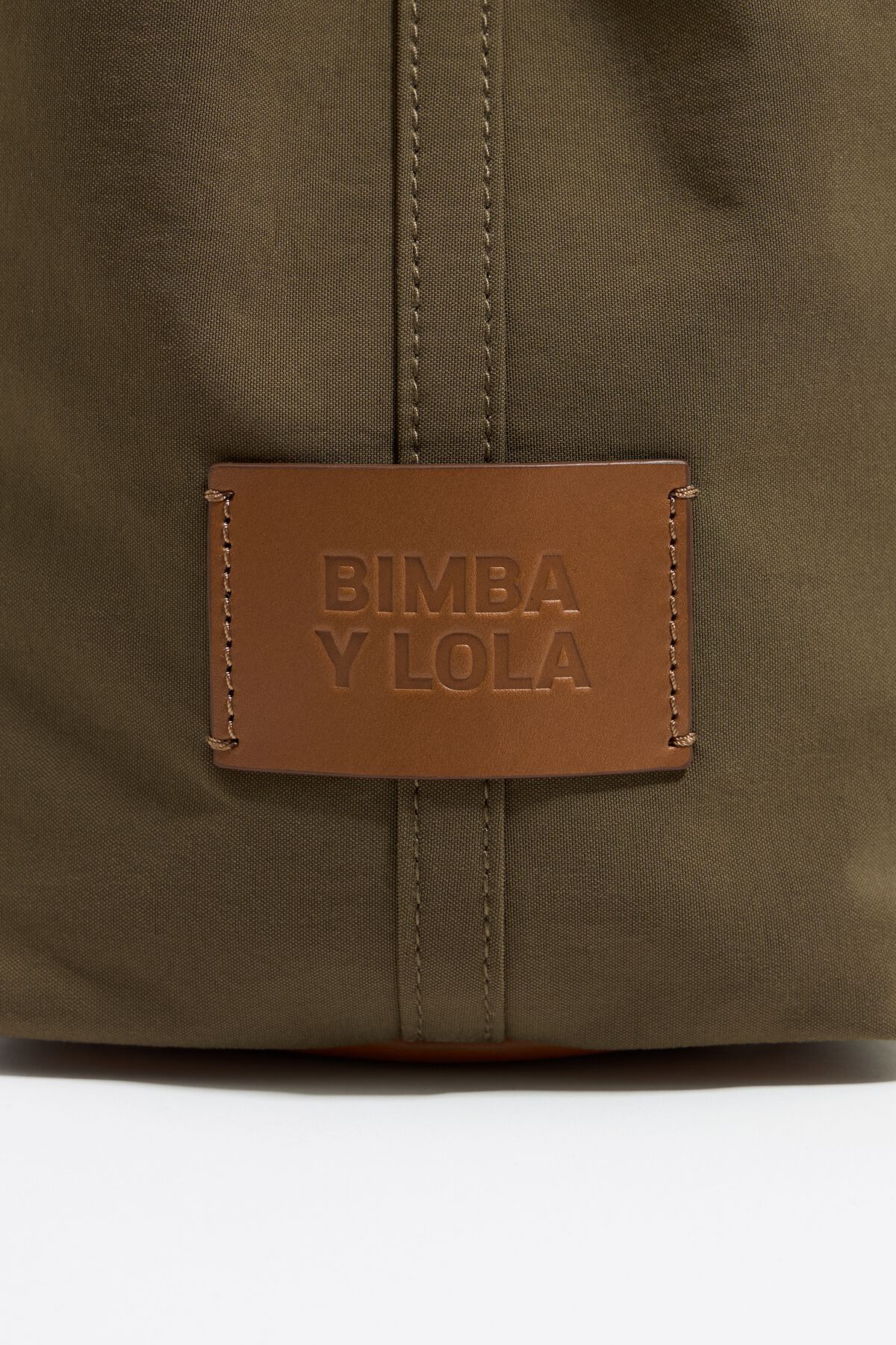 Bolsa grande para compras com estampa de Chihuahua em gabardine verde-oliva.