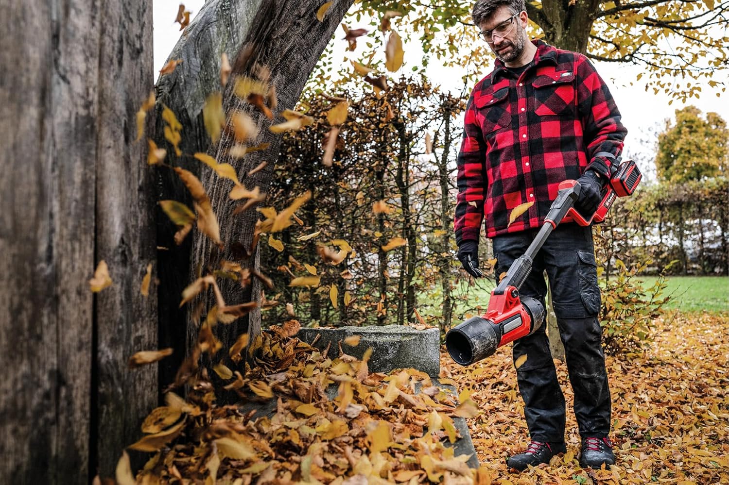 Einhell Professional Akku-Laubbläser GP-LB 36/270 Li E BL-Solo Power X-Change (36 V, 270 km/h Luftgeschwindigkeit, Brushless, Drehzahlregulierung, Blasaufsatz, ohne Akku)