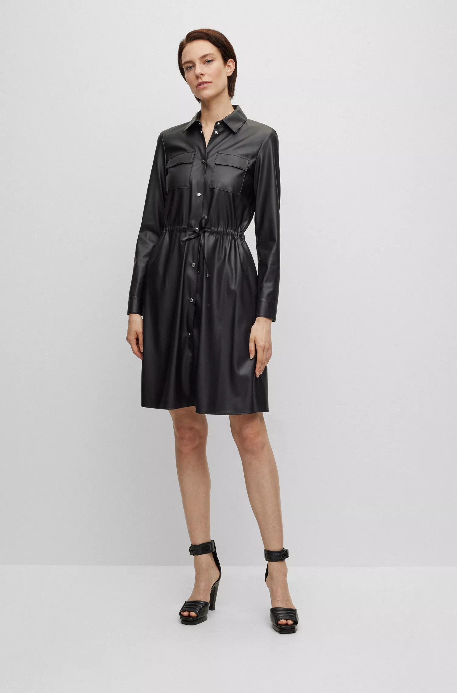 Vestido camisa BOSS preto, corte regular, em couro sintético.