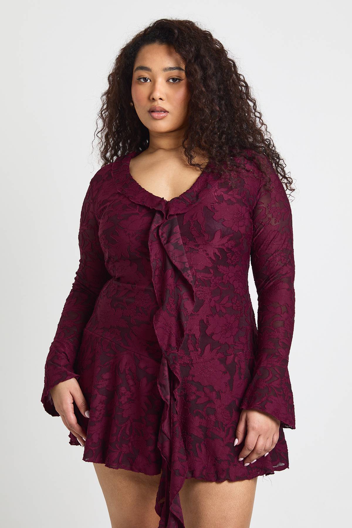 boohoo Robe Mini À Volants Devant Motif Floral Dévoré Grande Taille