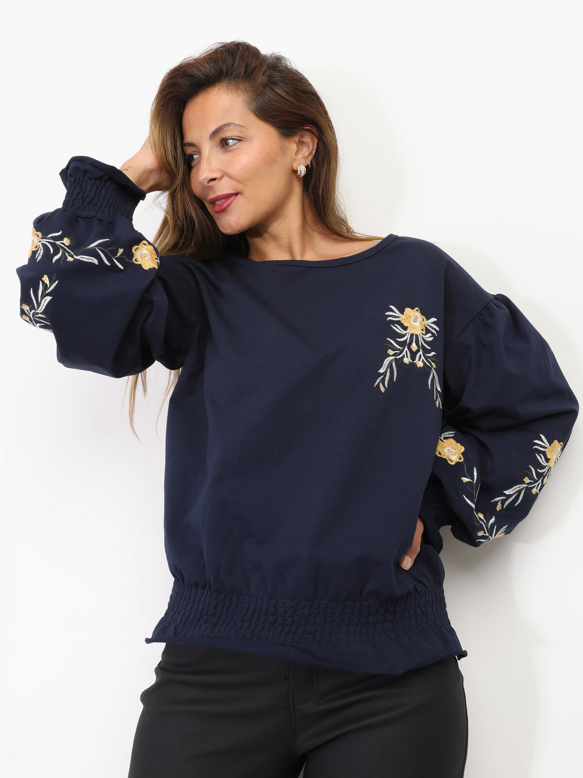 Top à manches froncées et fleurs brodées- Bleu marine